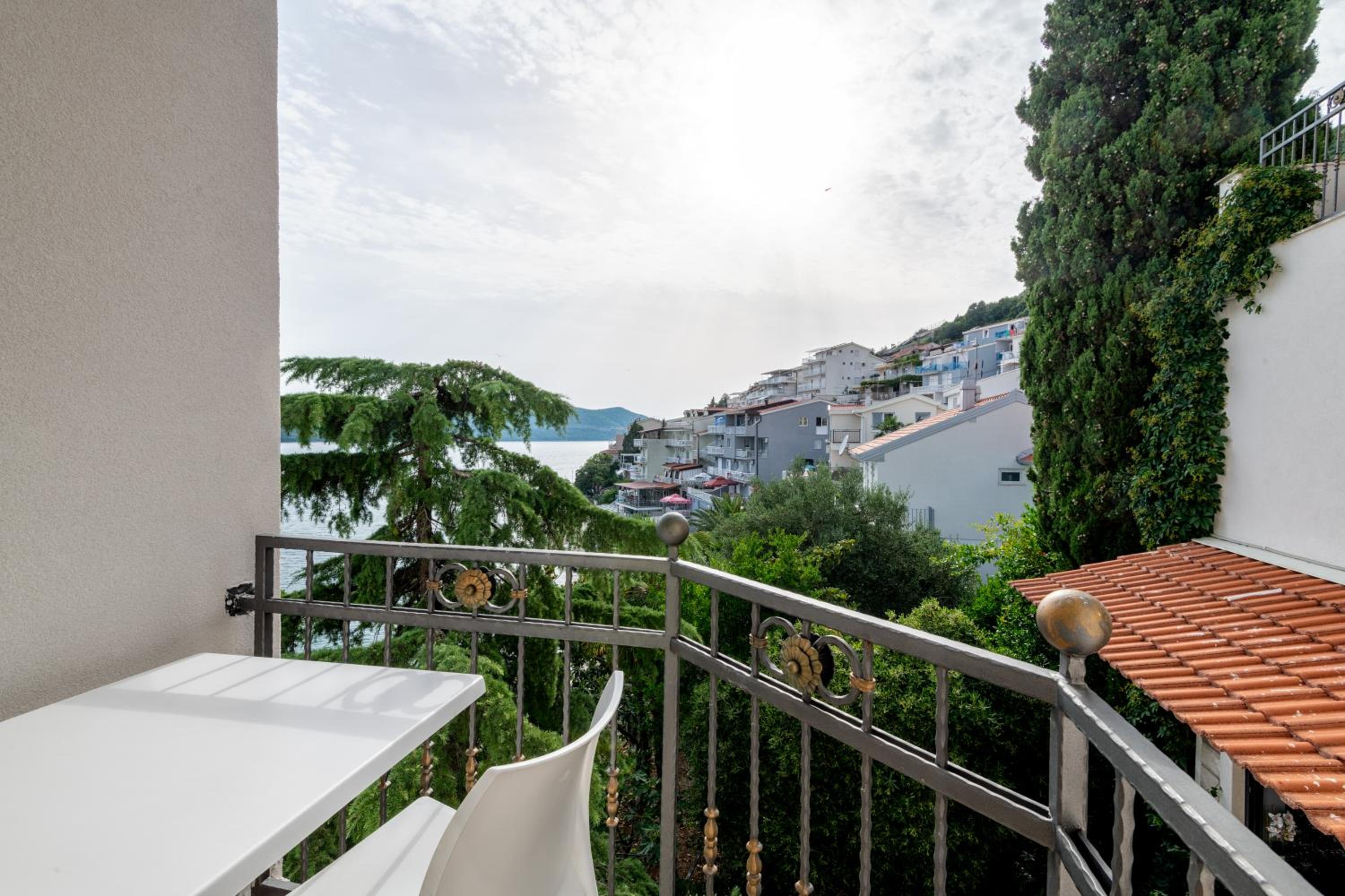 Deluxe Double Room with Side Sea View photo 3