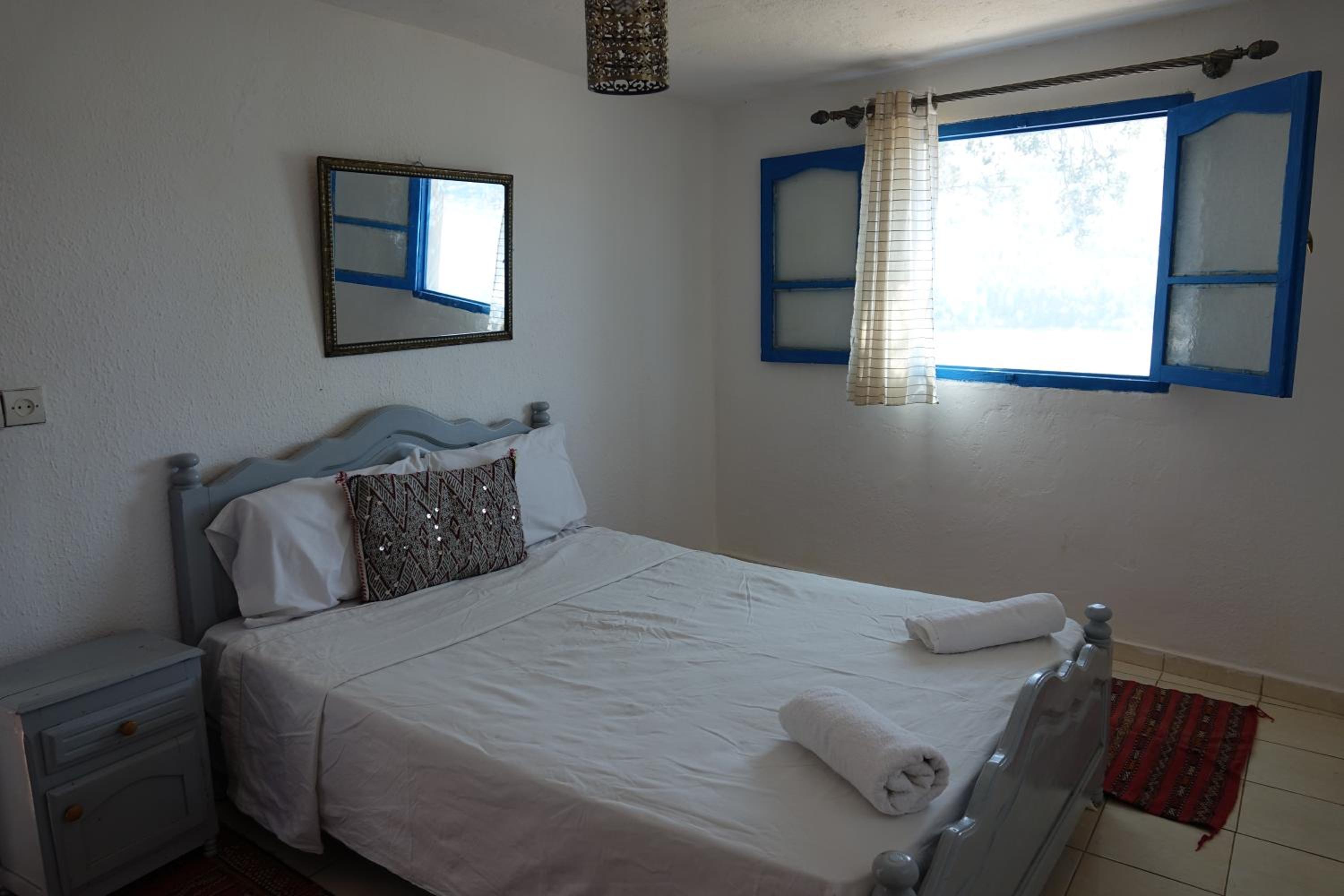 Twin Room with Lake View - Photo 3