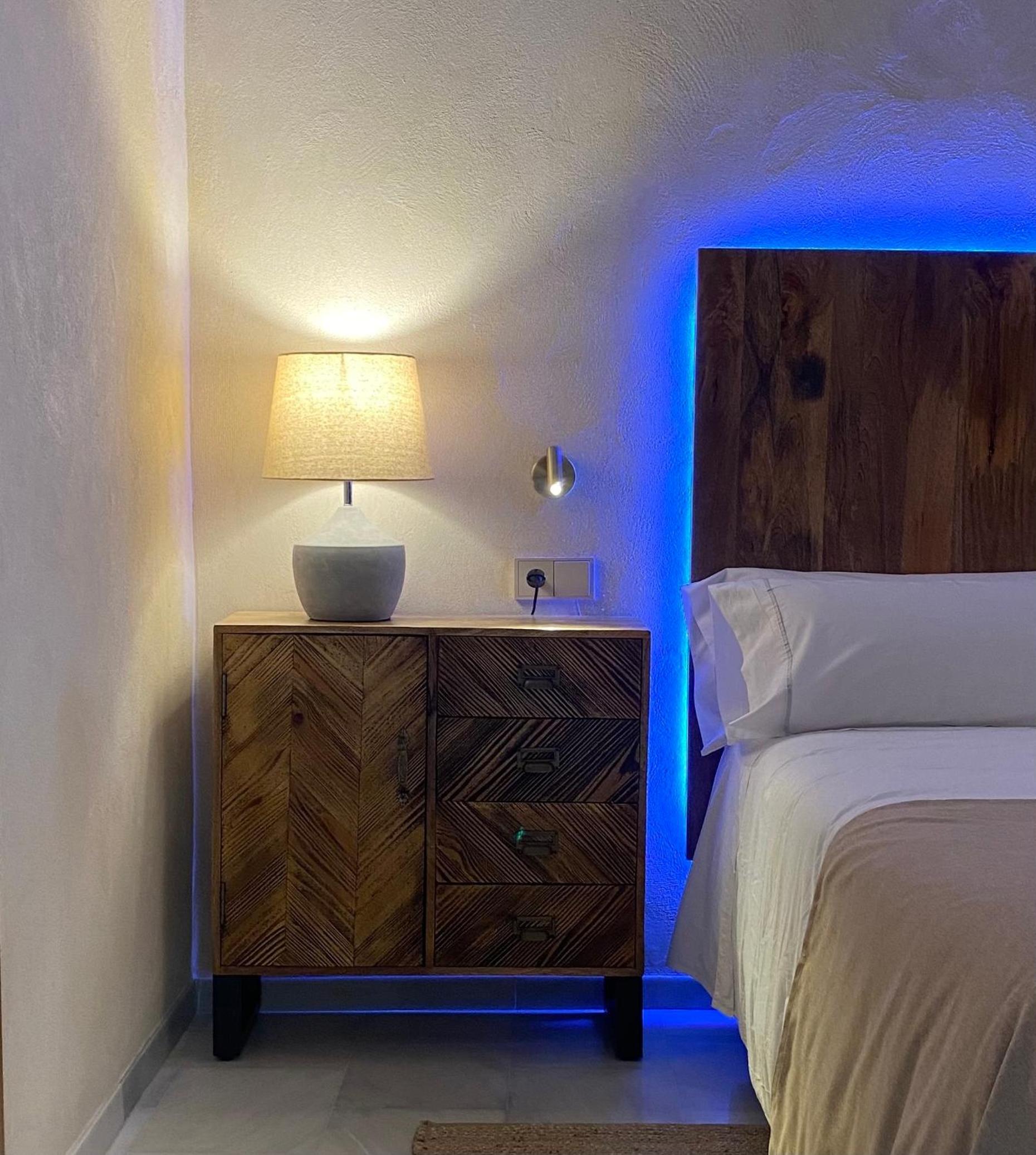 Deluxe Double Room with Shower - Photo 4