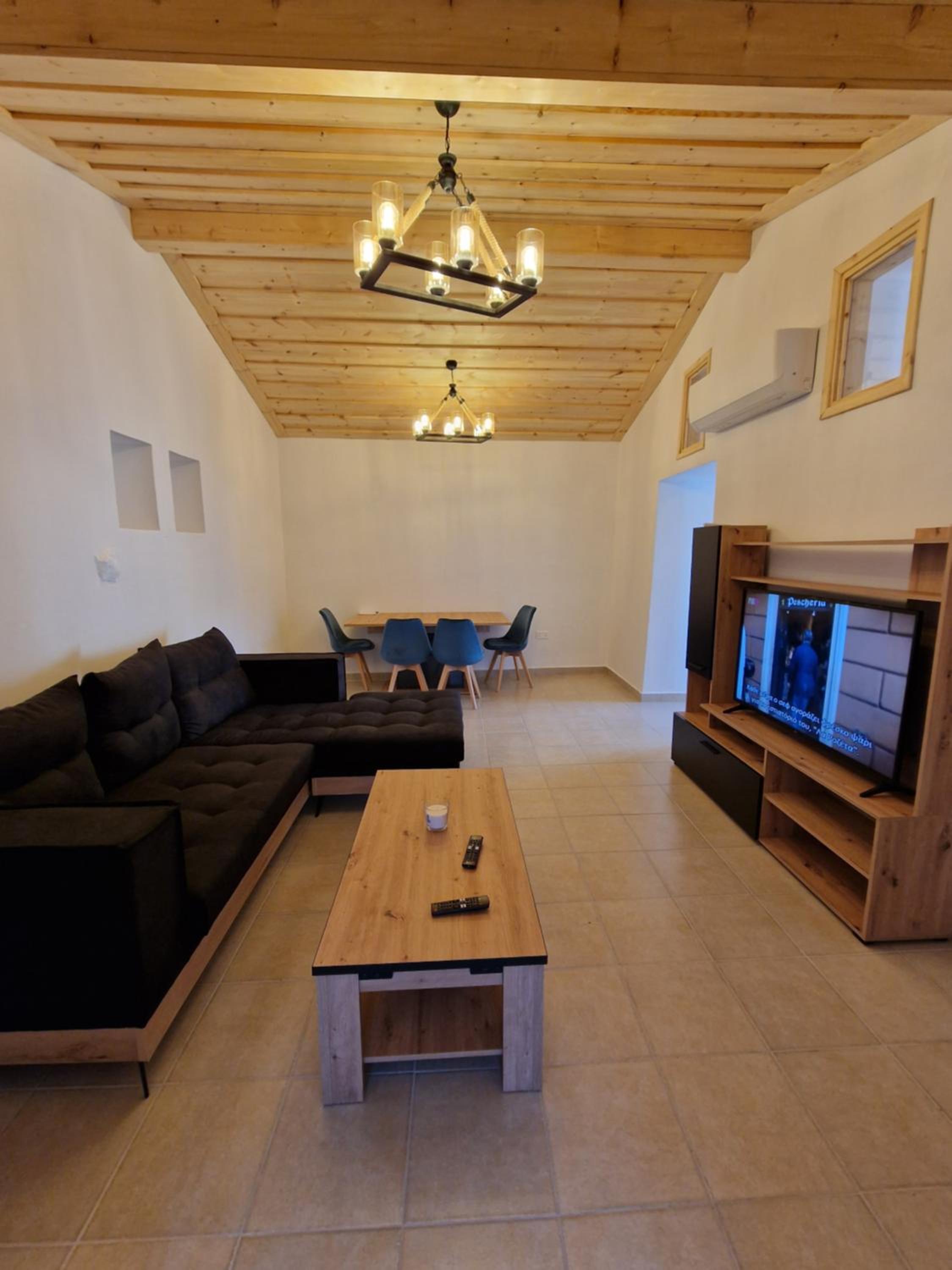 Apartment with Terrace - Photo 5