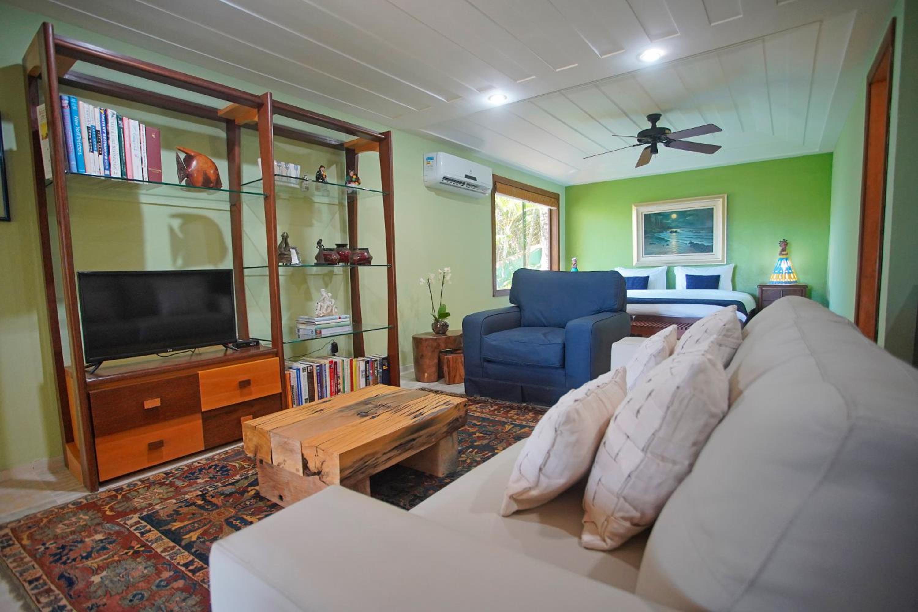Deluxe King Suite photo 1