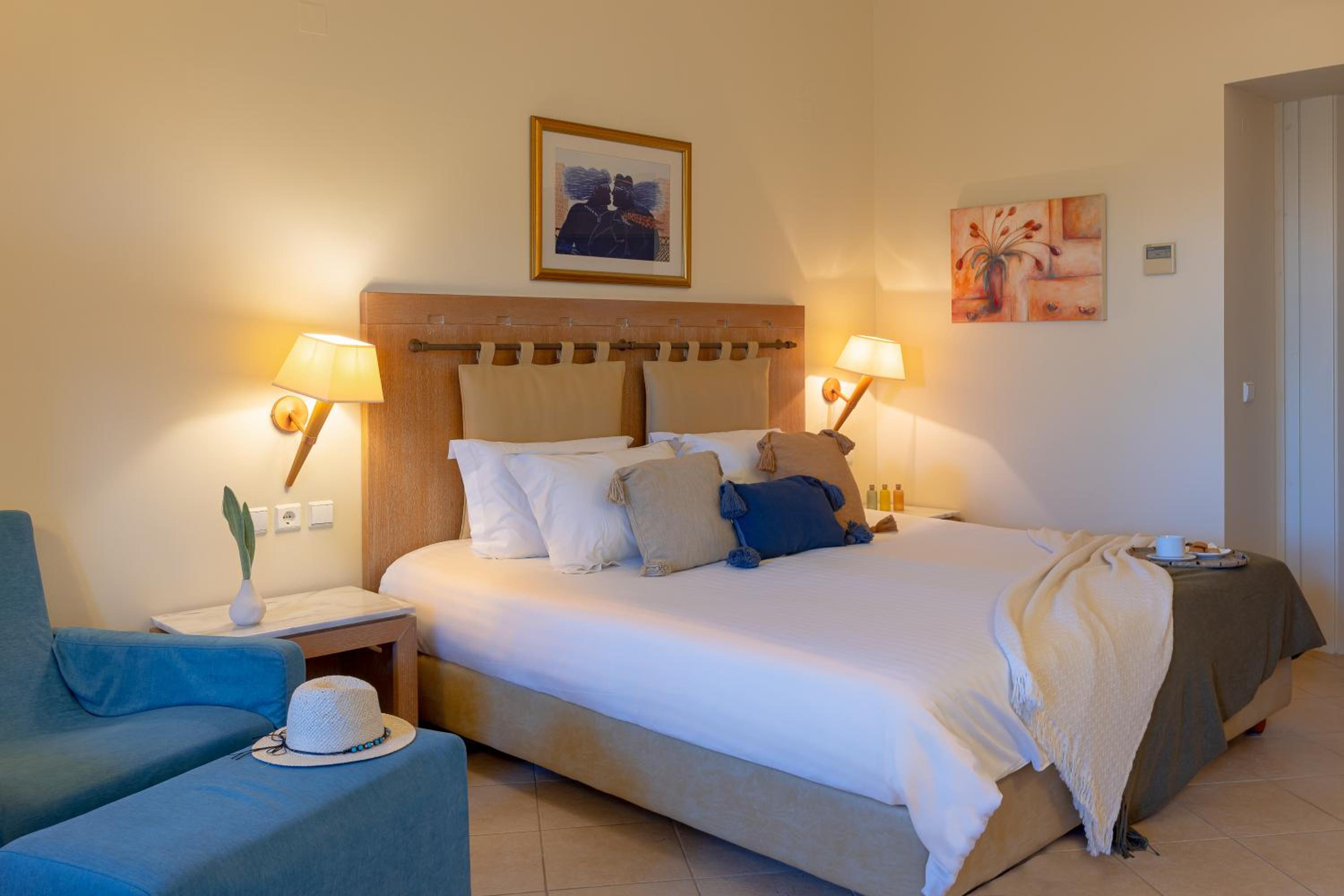 Twin Room with Side Sea View - Photo 9