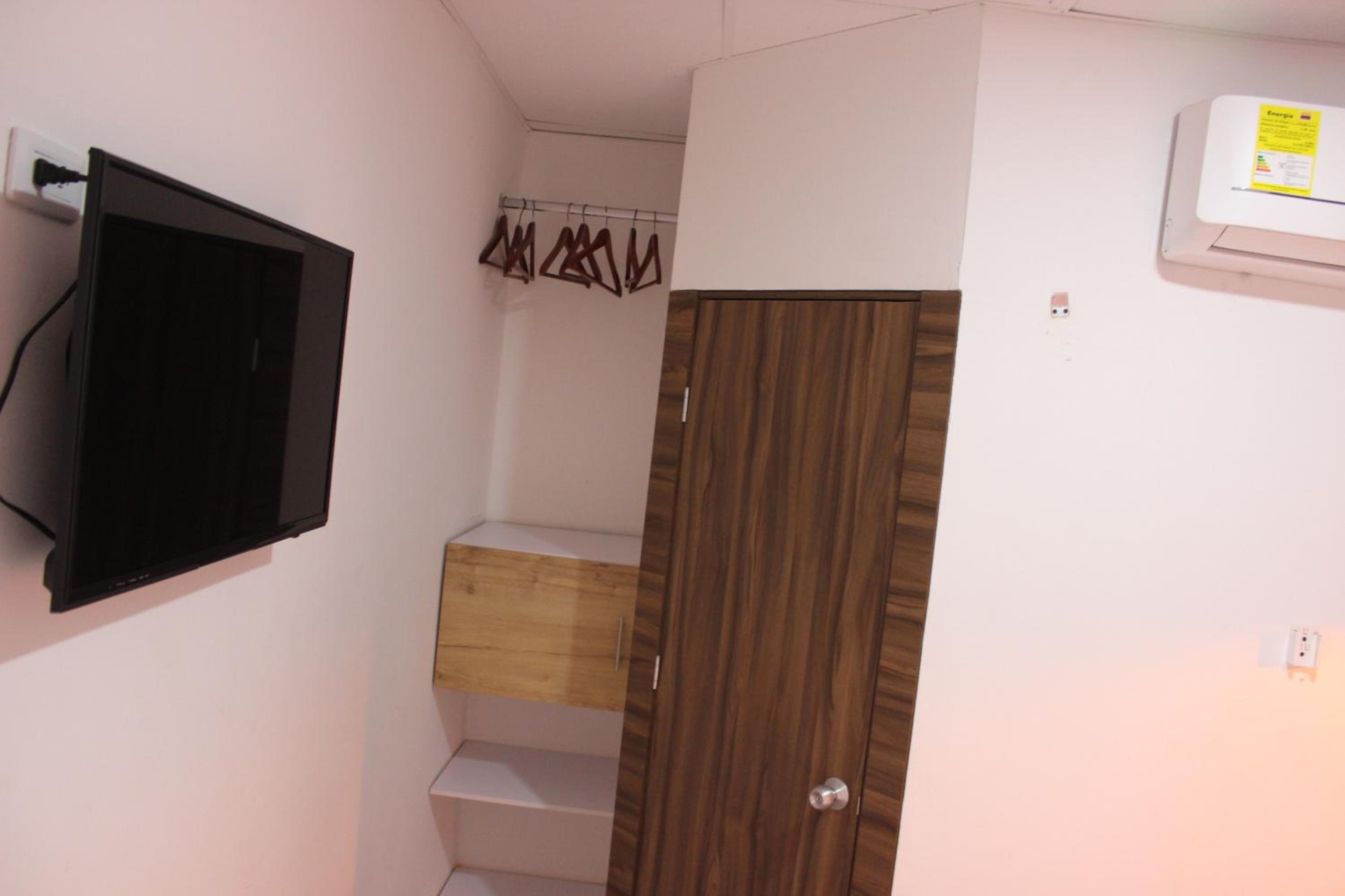 Single Room with Bathroom photo 2
