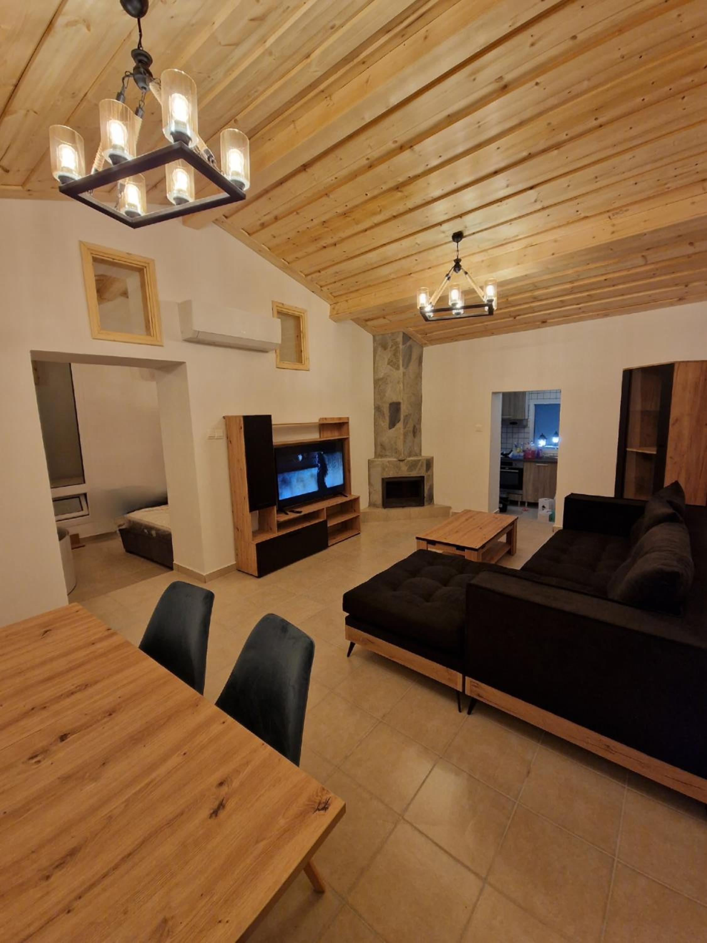 Apartment with Terrace - Photo 8