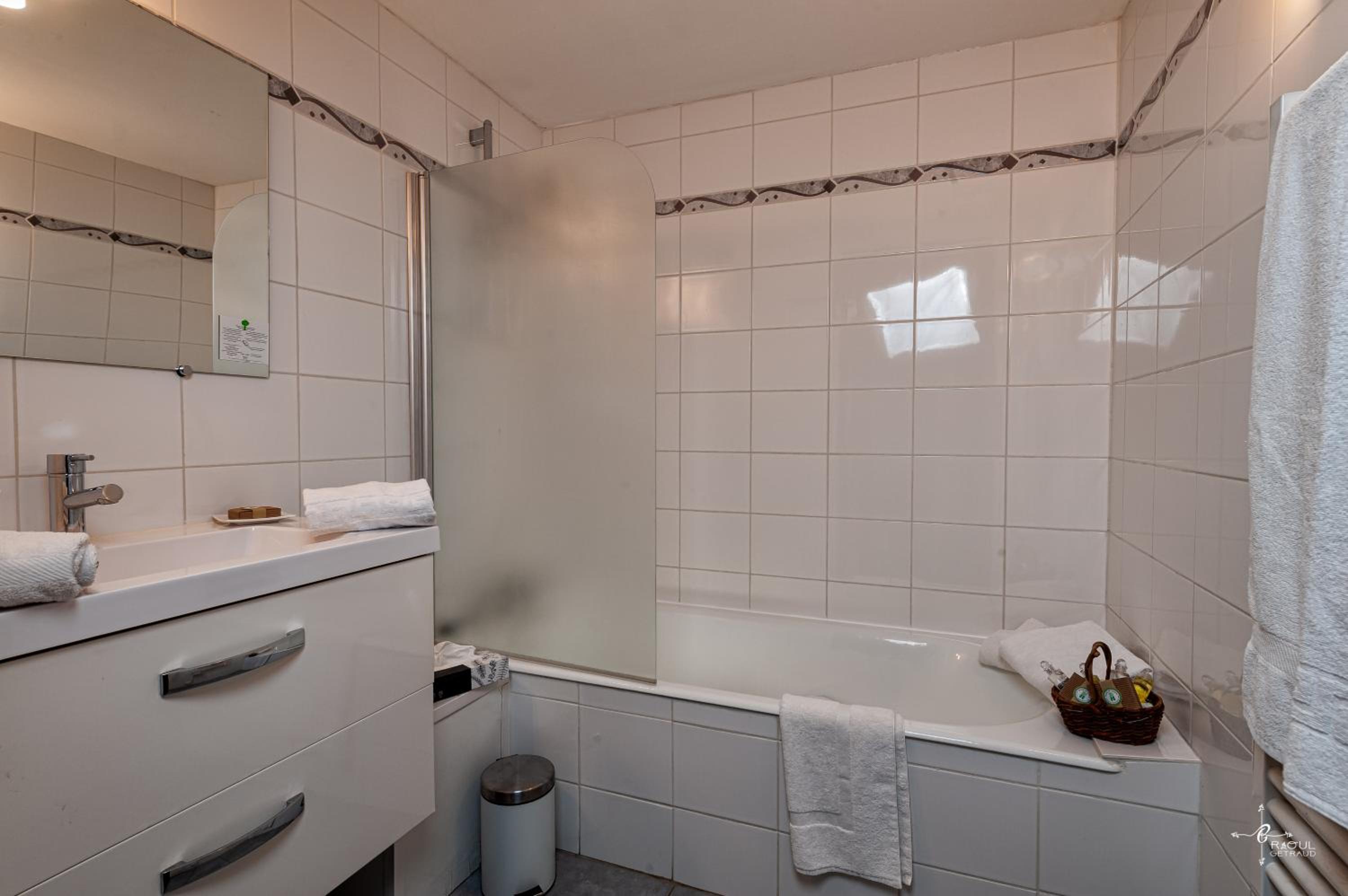 Double or Twin Room - Photo 4