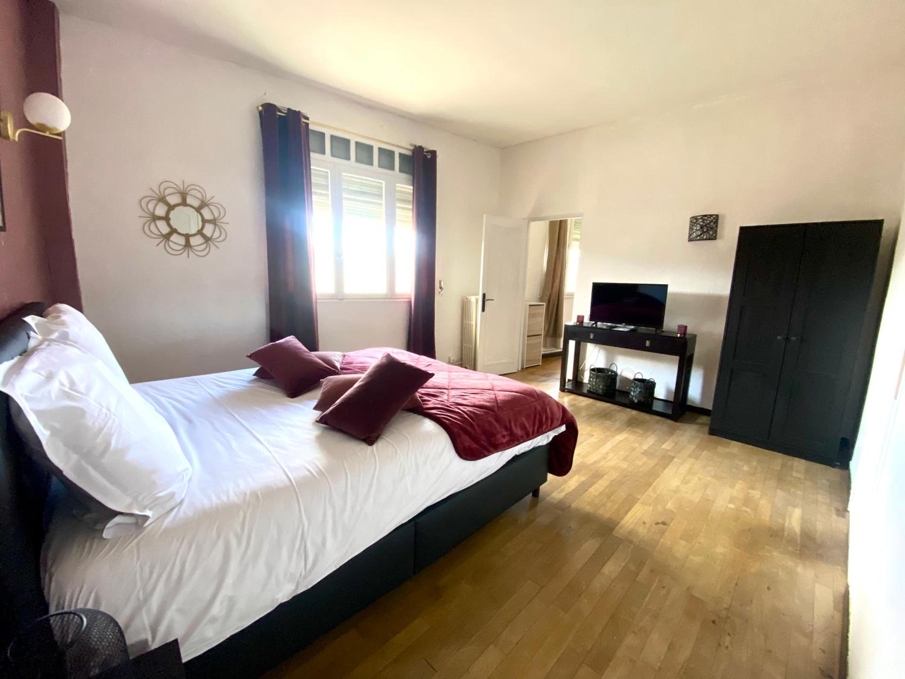 Deluxe Family Room - Photo 2