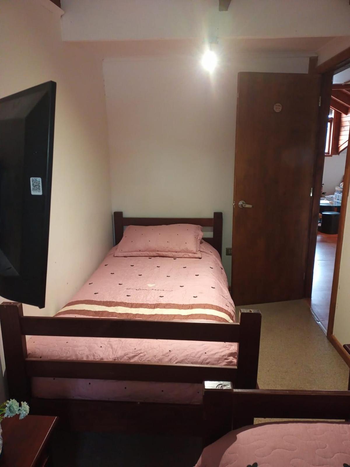 Budget Twin Room photo 3