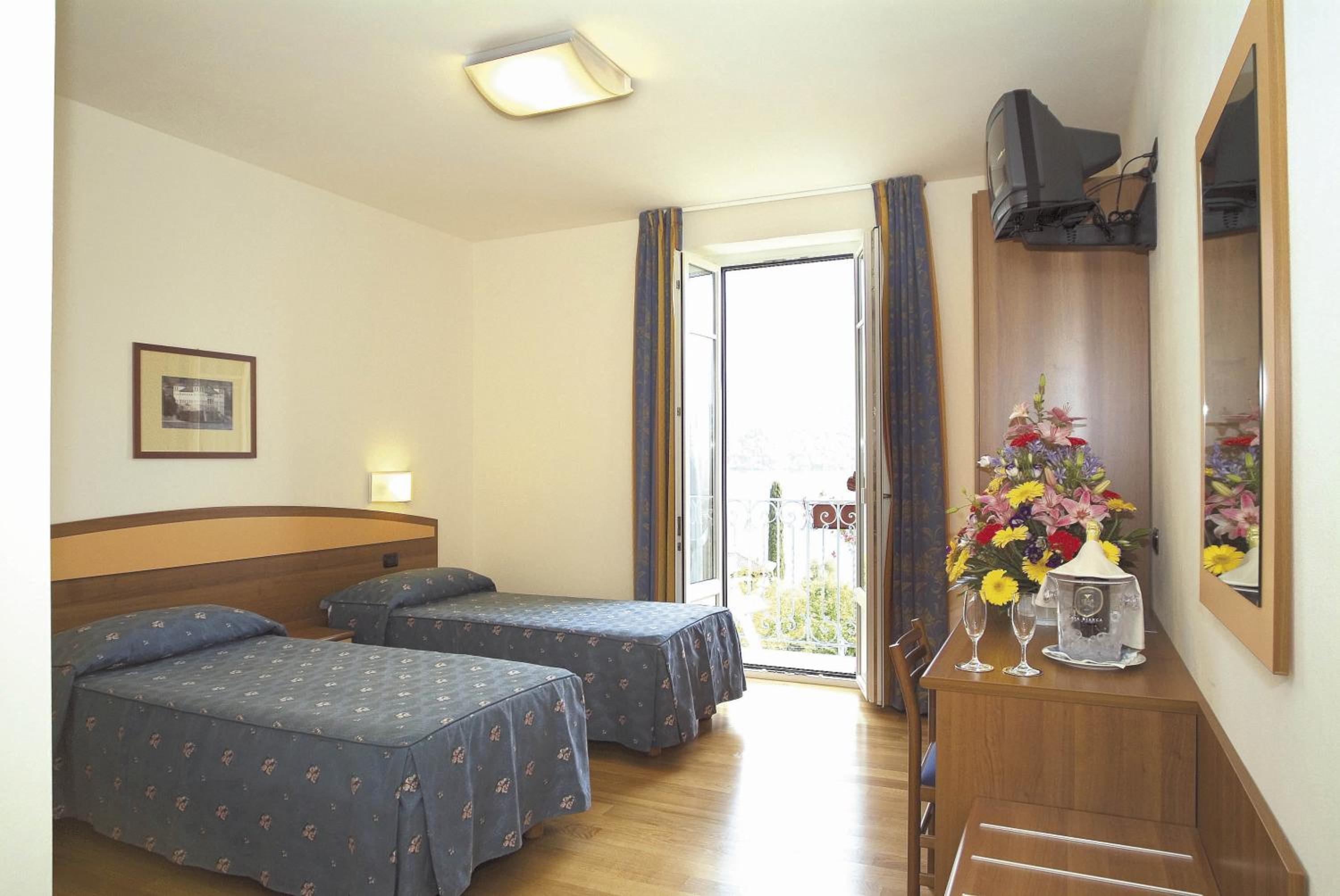 Double or Twin Room with Lake View - Photo 12