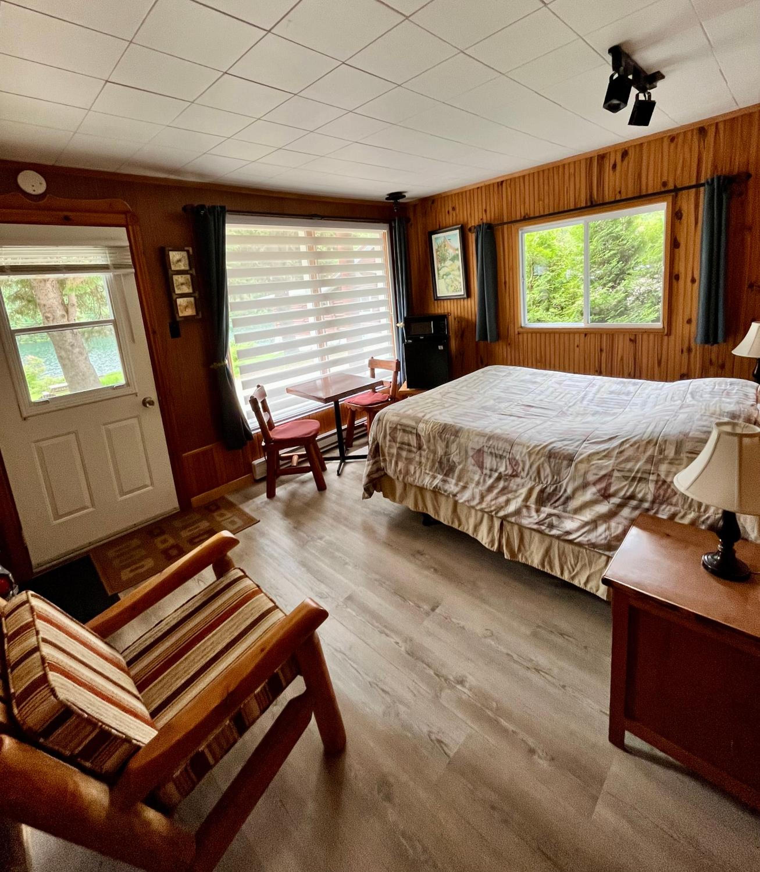 Queen Room photo 2