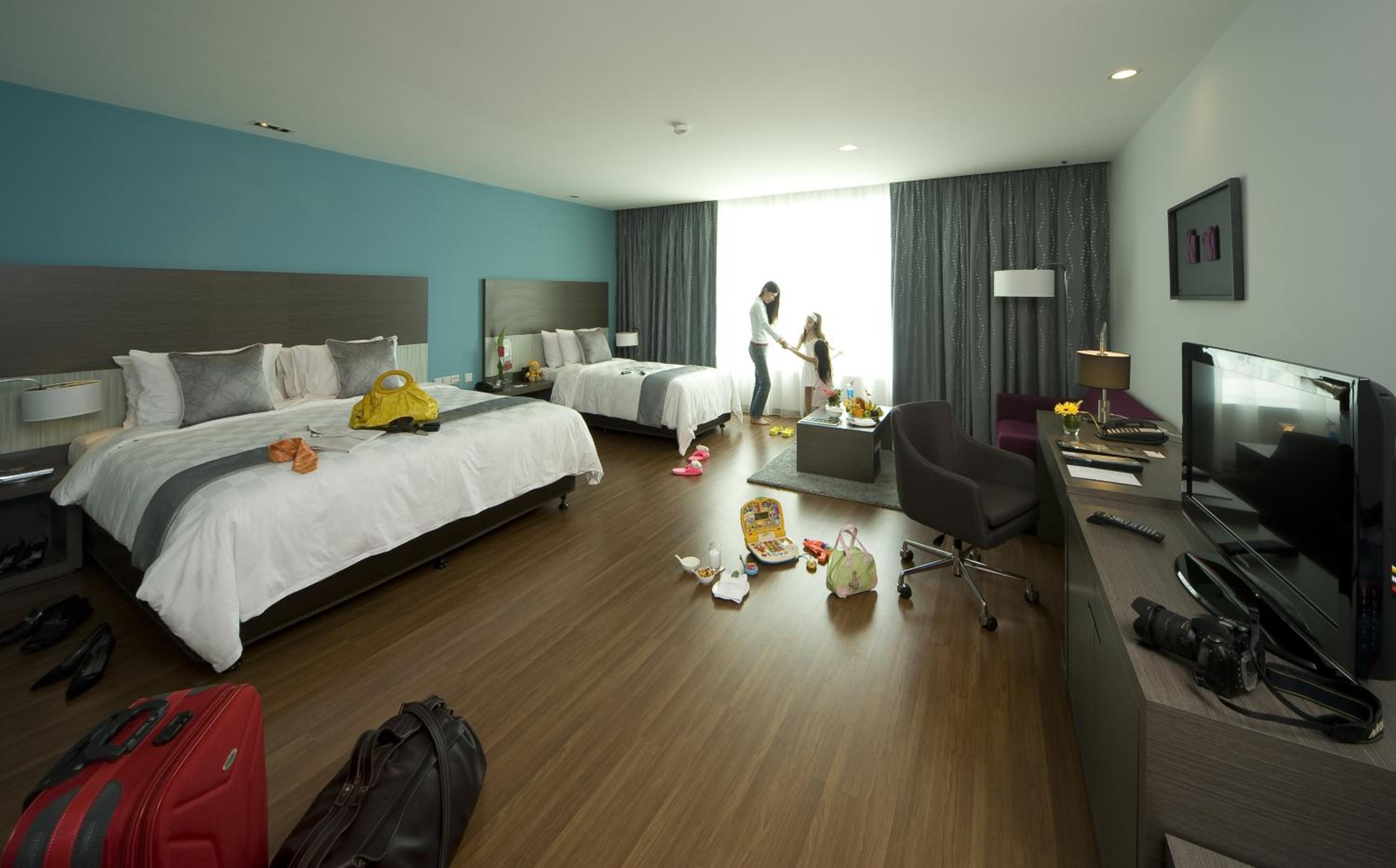 Family Room with One King Bed and One Single Bed - Photo 2
