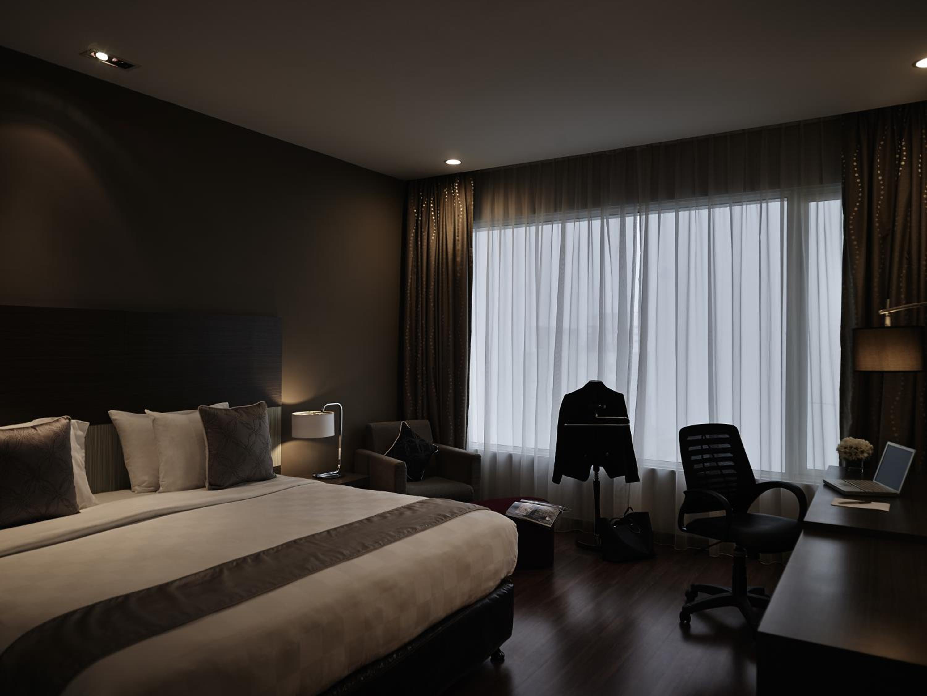 Deluxe King Room with City View - Photo 4