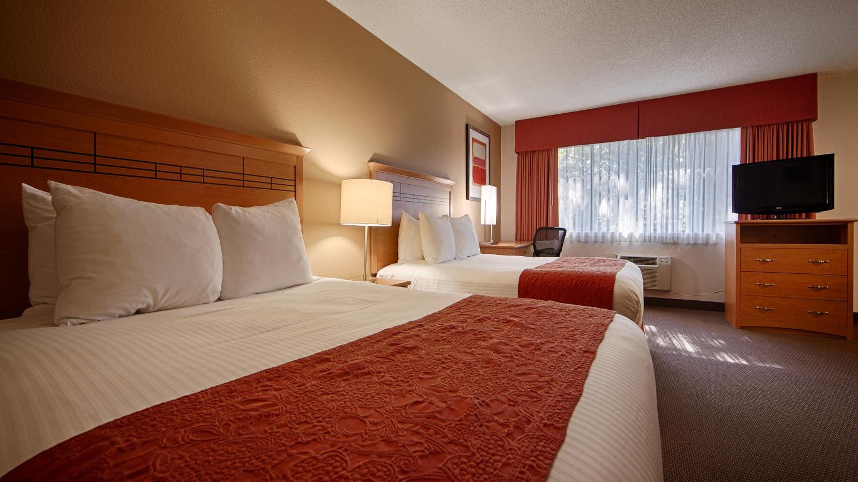 Queen Room with Two Queen Beds - Non-Smoking - Photo 6