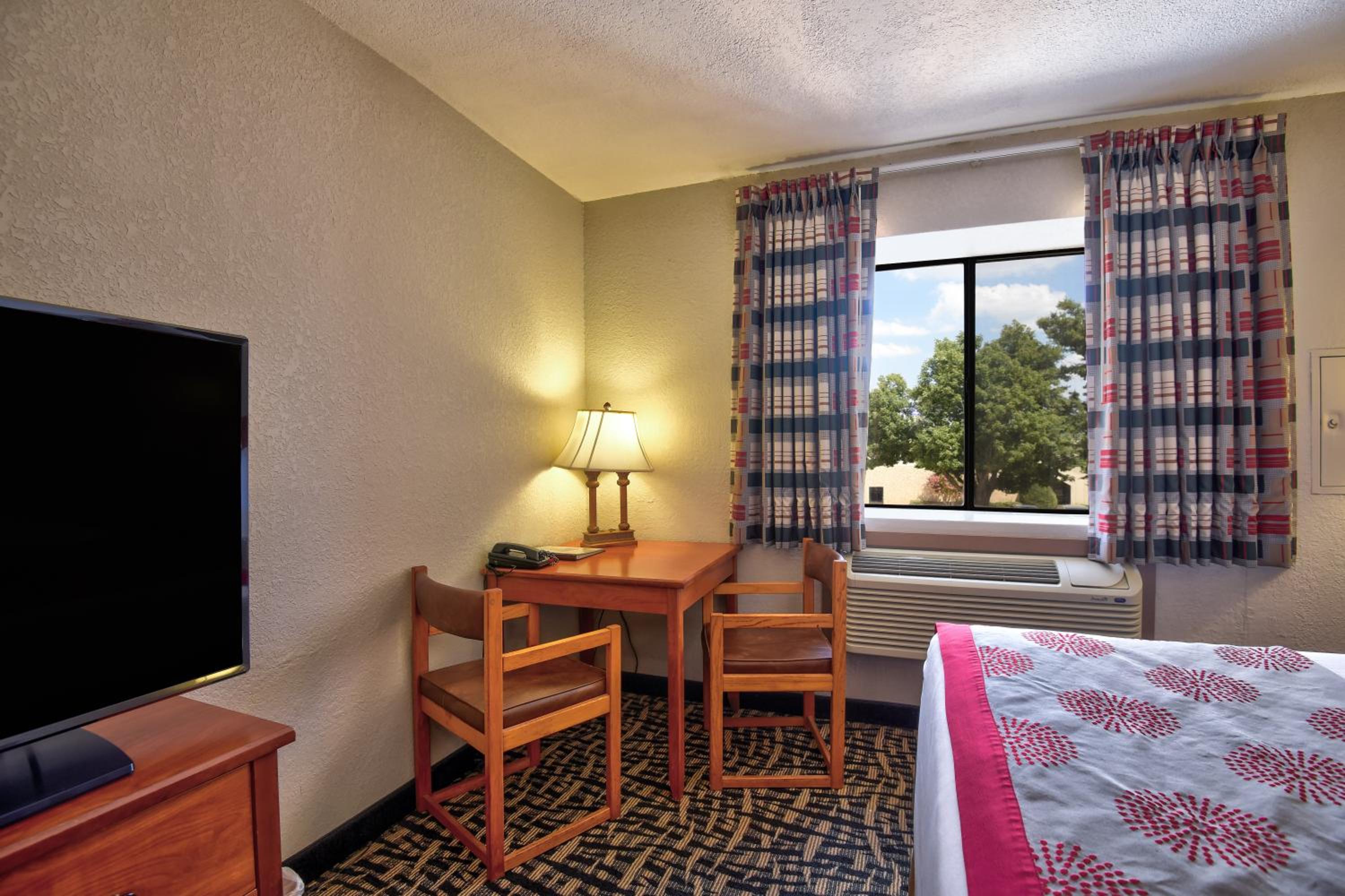 Deluxe King Room - Non-Smoking - Photo 4