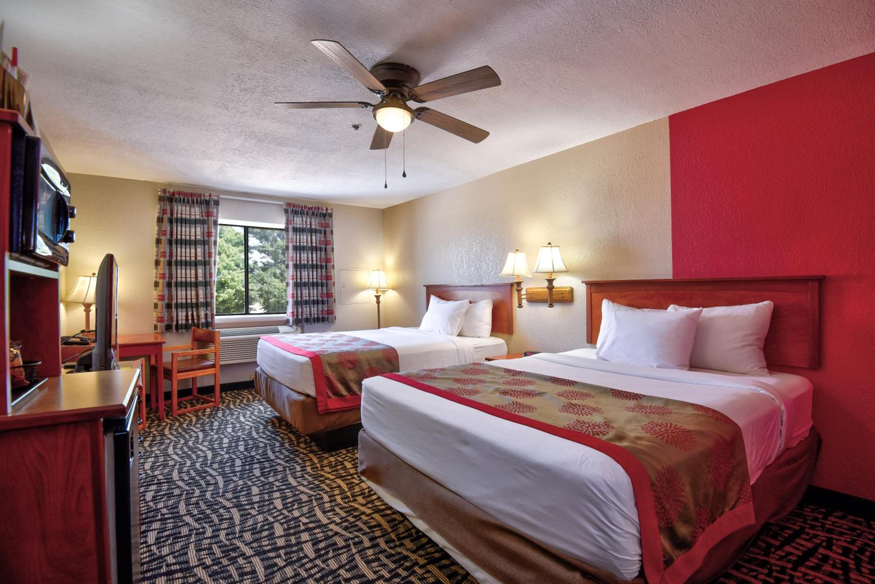 Queen Room with Two Queen Beds - Non-Smoking - Photo 6