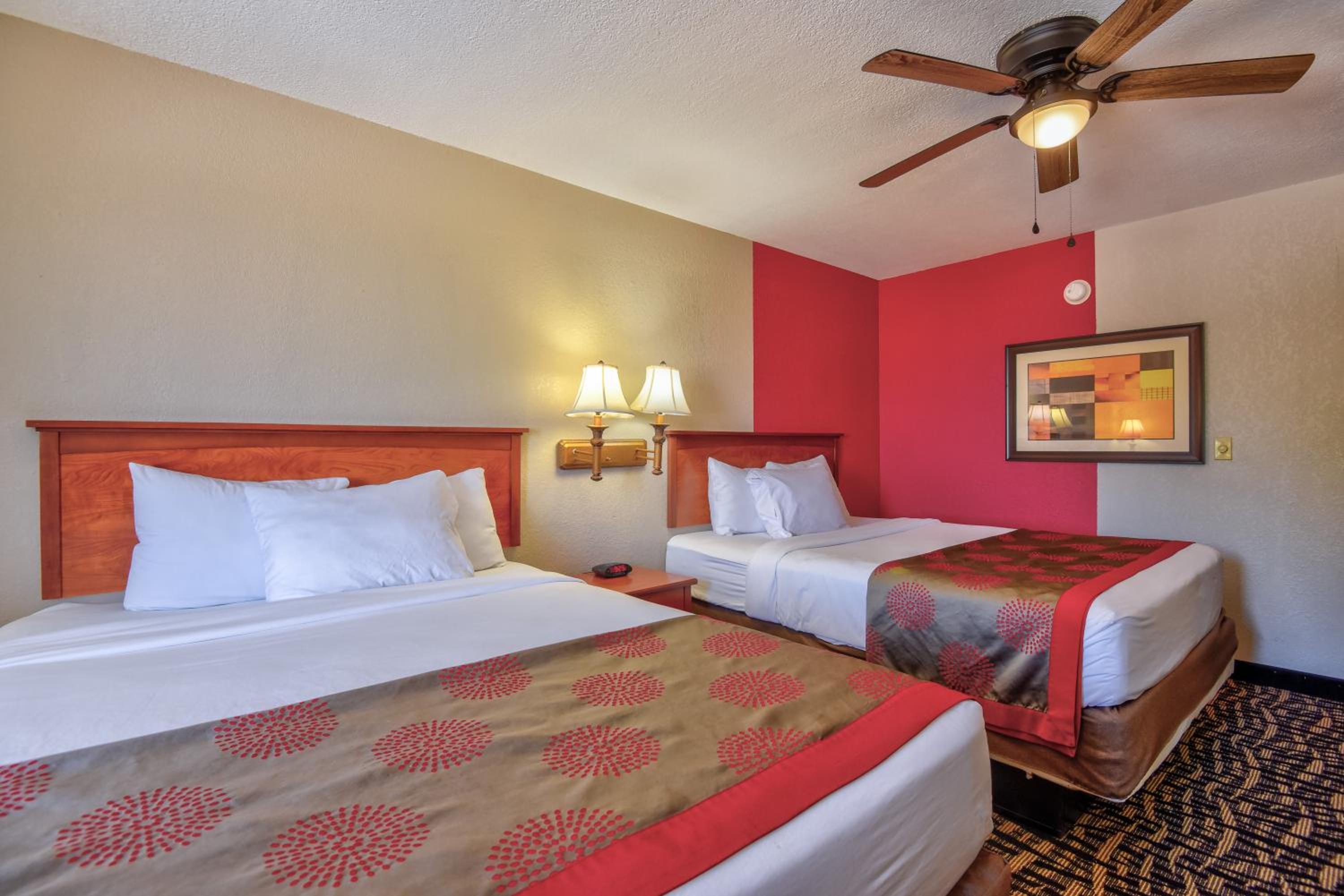 Queen Room with Two Queen Beds - Non-Smoking - Photo 2