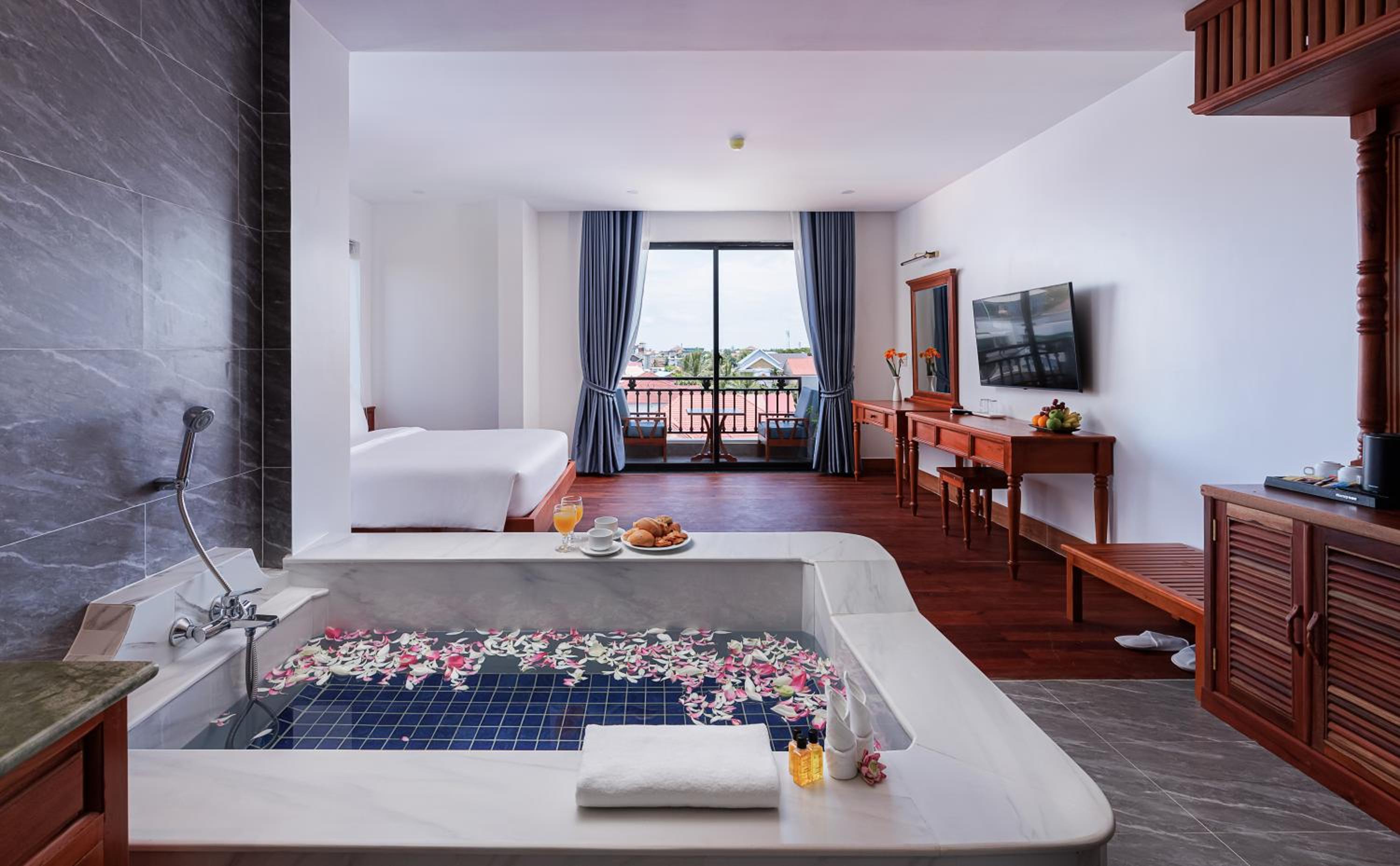 Junior Suite with Balcony - Photo 1