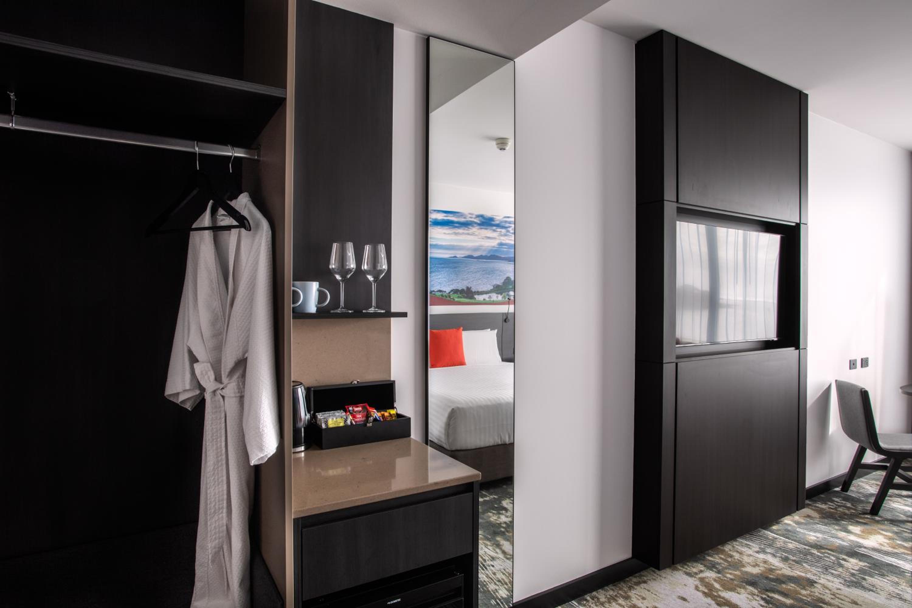 Deluxe King Room with Balcony - Photo 2