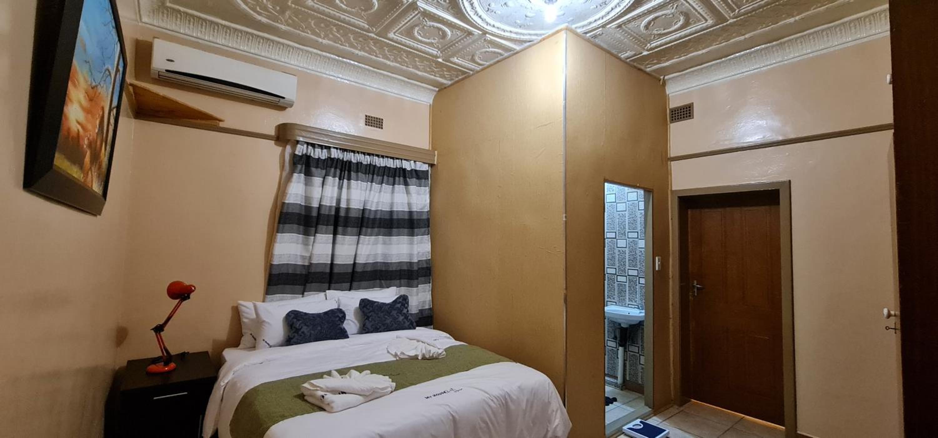 Double or Twin Room with Private Bathroom - Photo 17