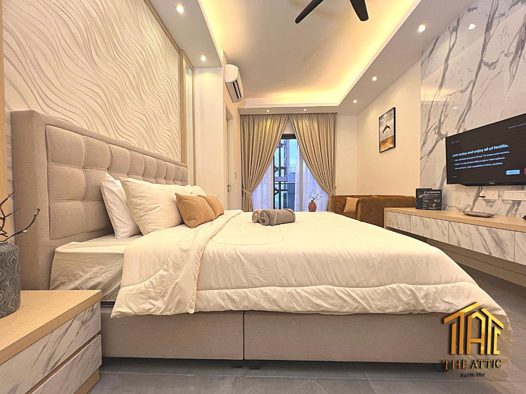 Deluxe King Studio with Balcony (Private Bathtub & Pool View)