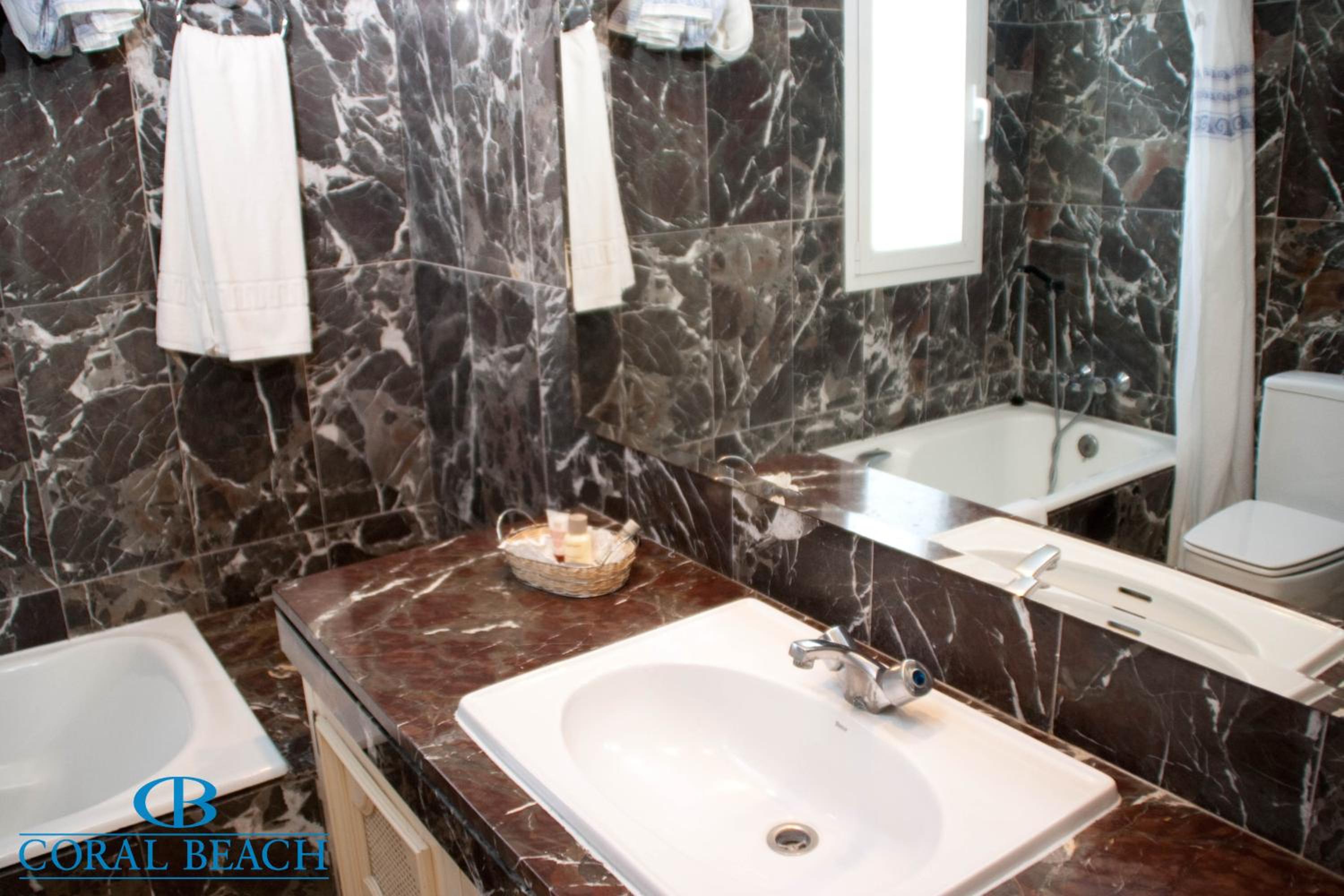 Two-Bedroom Deluxe Apartment with Spa Bath - Photo 4
