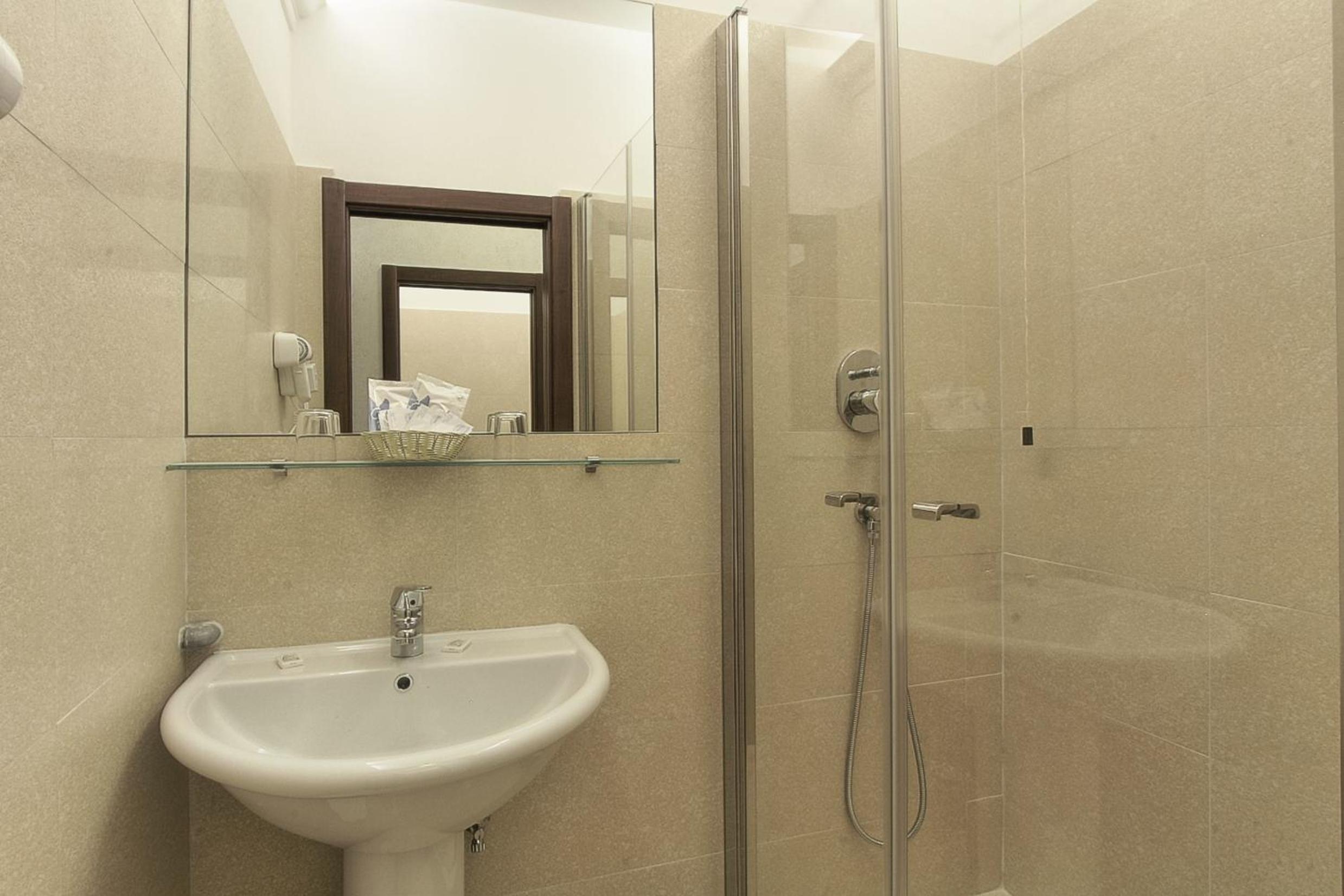 Double Room - Photo 7