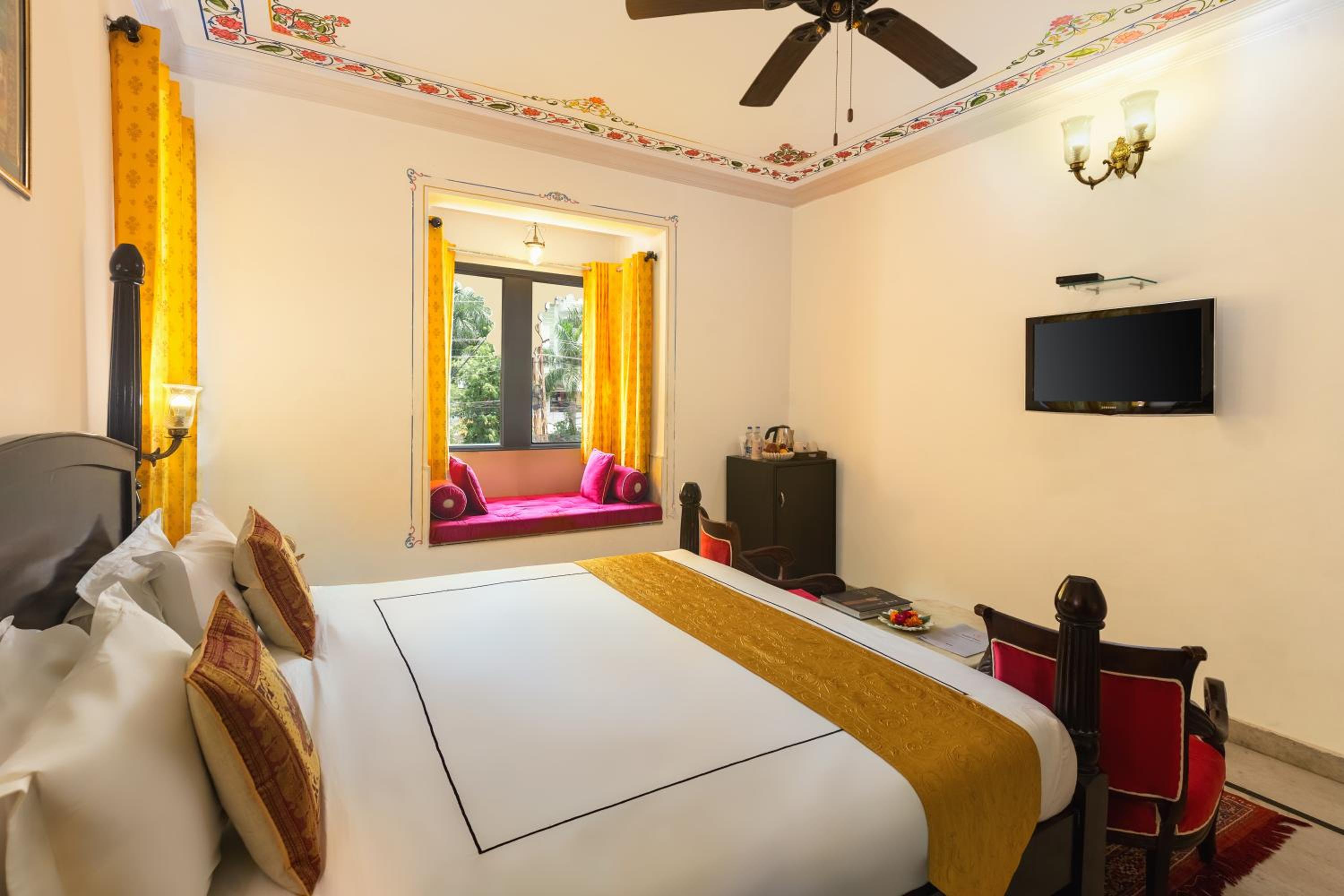 Royal King Room | Complimentary 2 Beer pints (Hotel Choice) | Welcome Drink on arrival photo 3