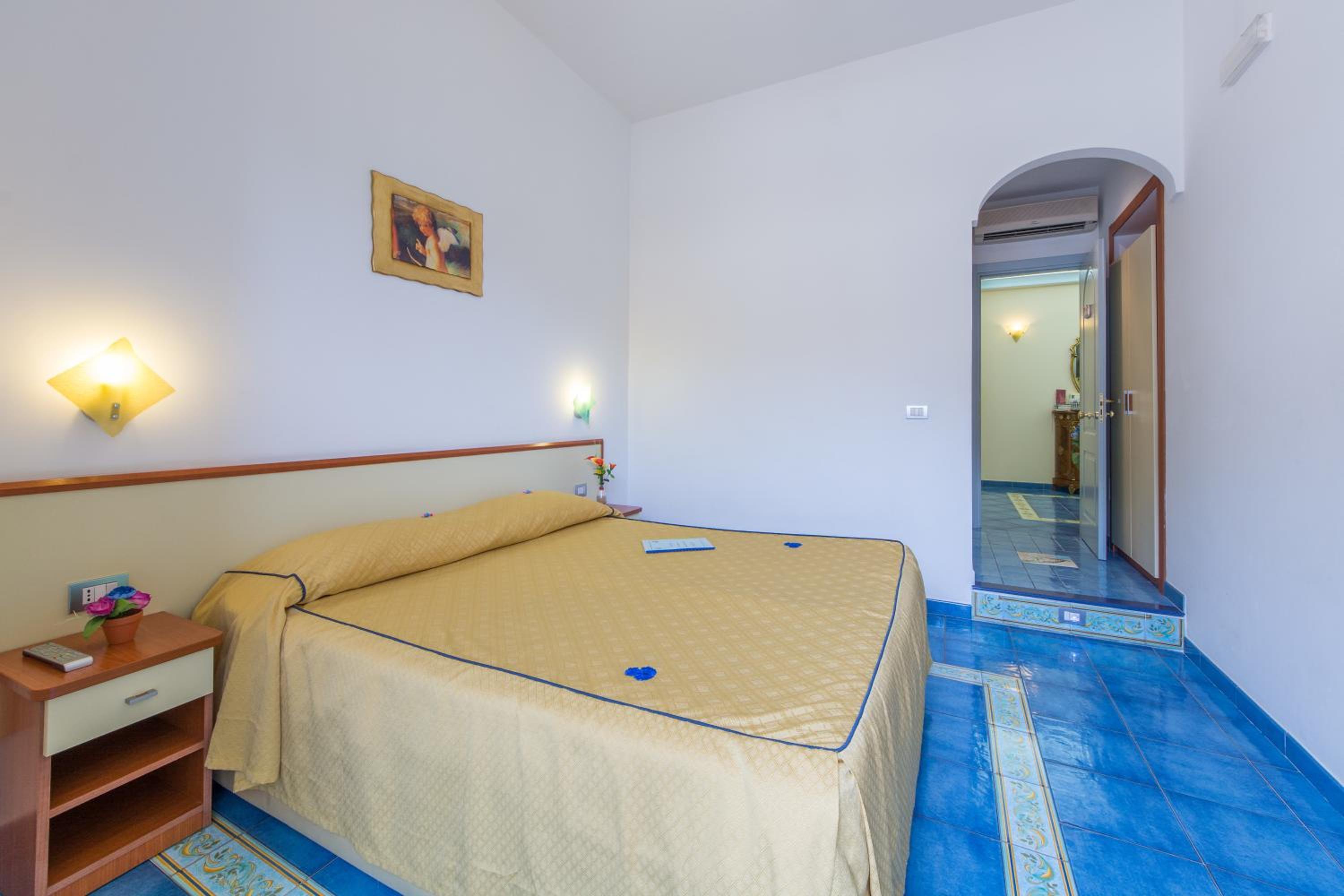 Double Room with Balcony - Photo 2
