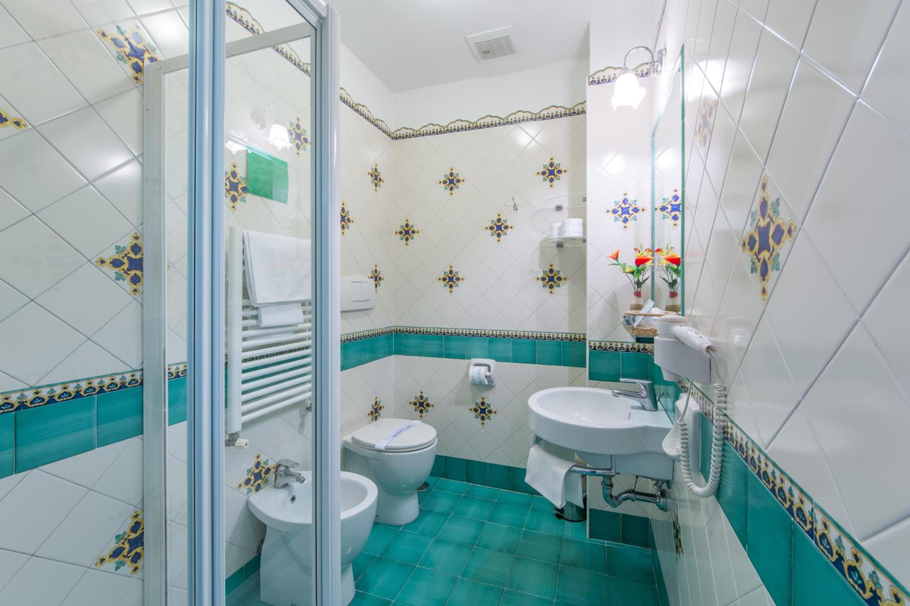 Double Room with Balcony - Photo 3