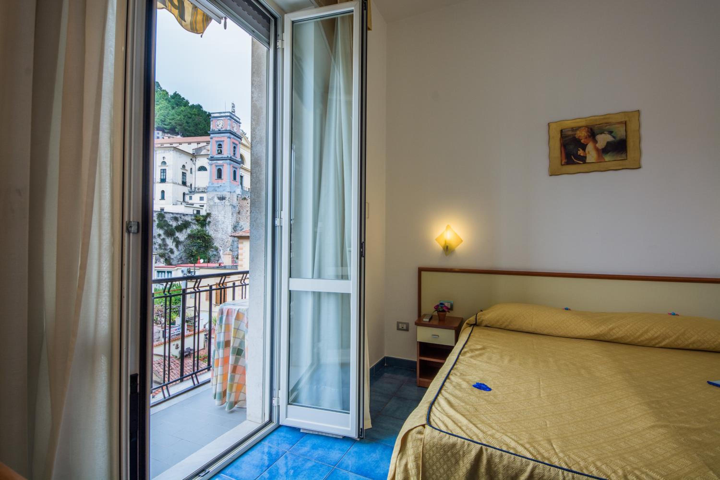 Double Room with Balcony - Photo 11