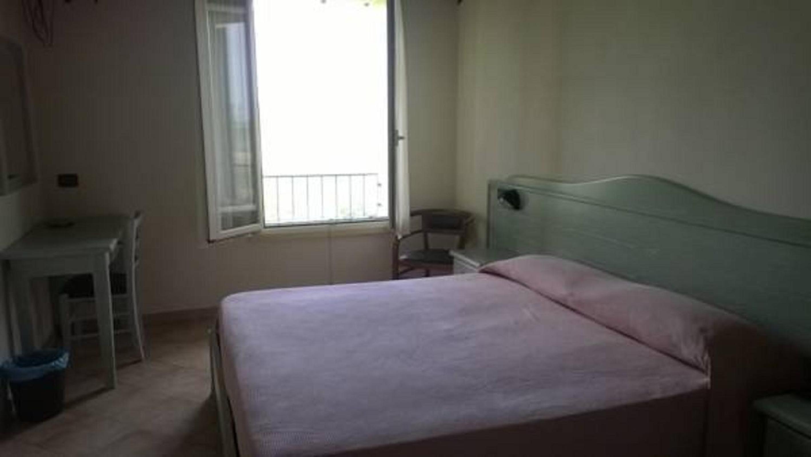 Double Room with Private Bathroom - Photo 1