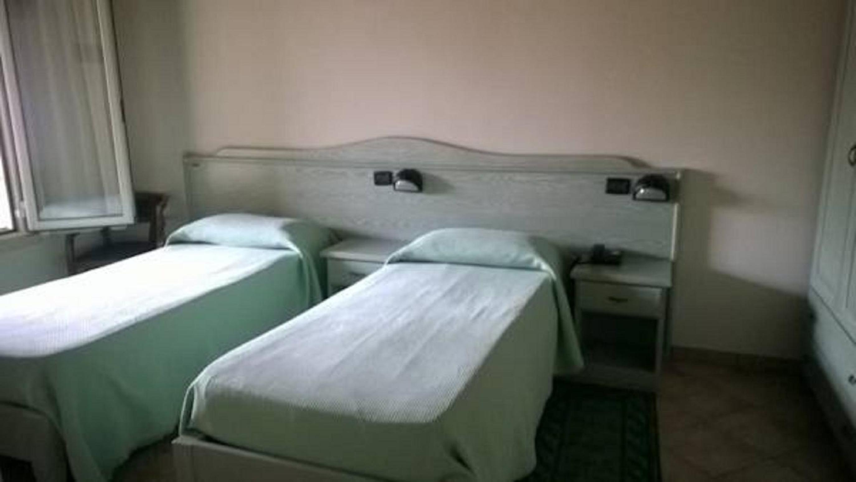 Twin Room with Private Bathroom - Photo 4