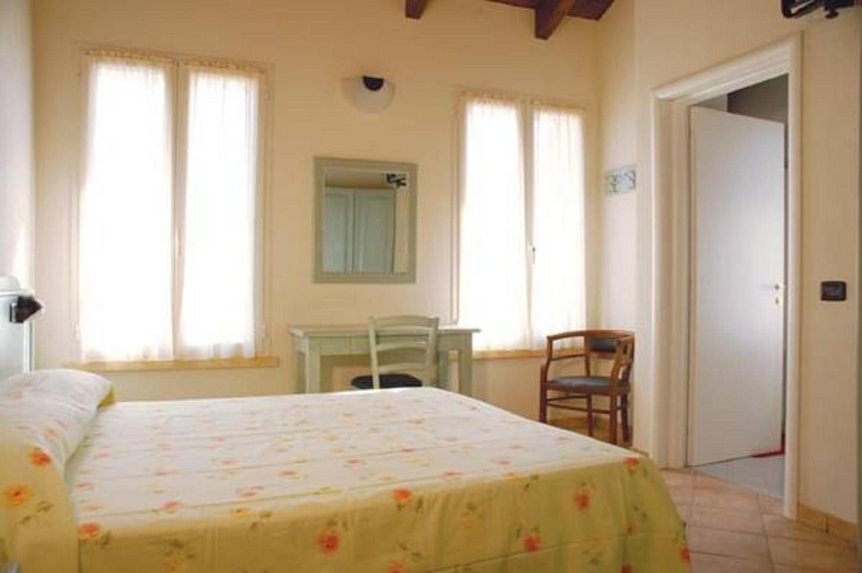 Double Room with Private Bathroom - Photo 4
