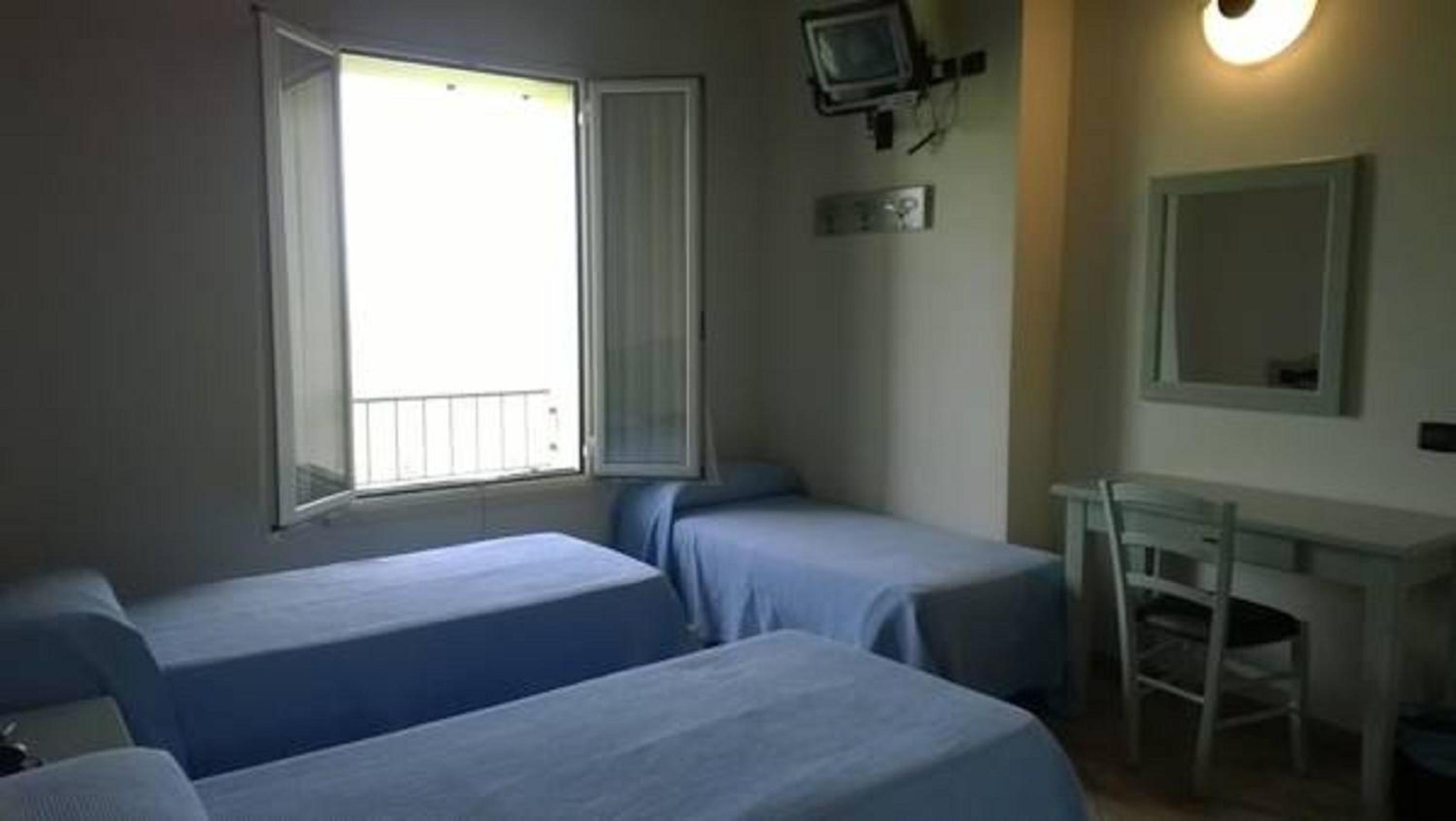 Triple Room with Bathroom - Photo 3