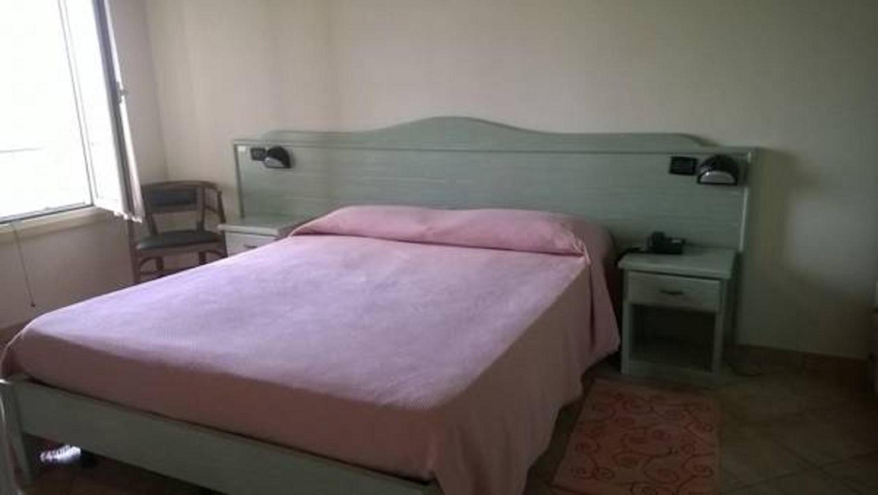 Double Room with Private Bathroom - Photo 2