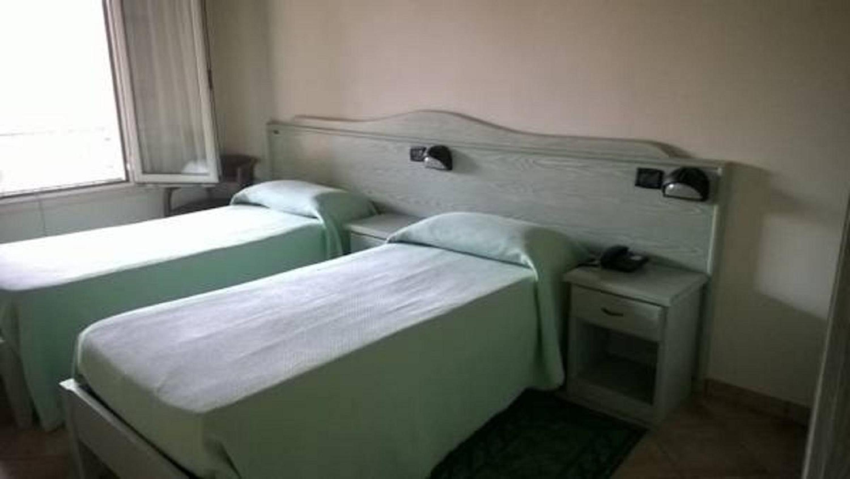Twin Room with Private Bathroom - Photo 3