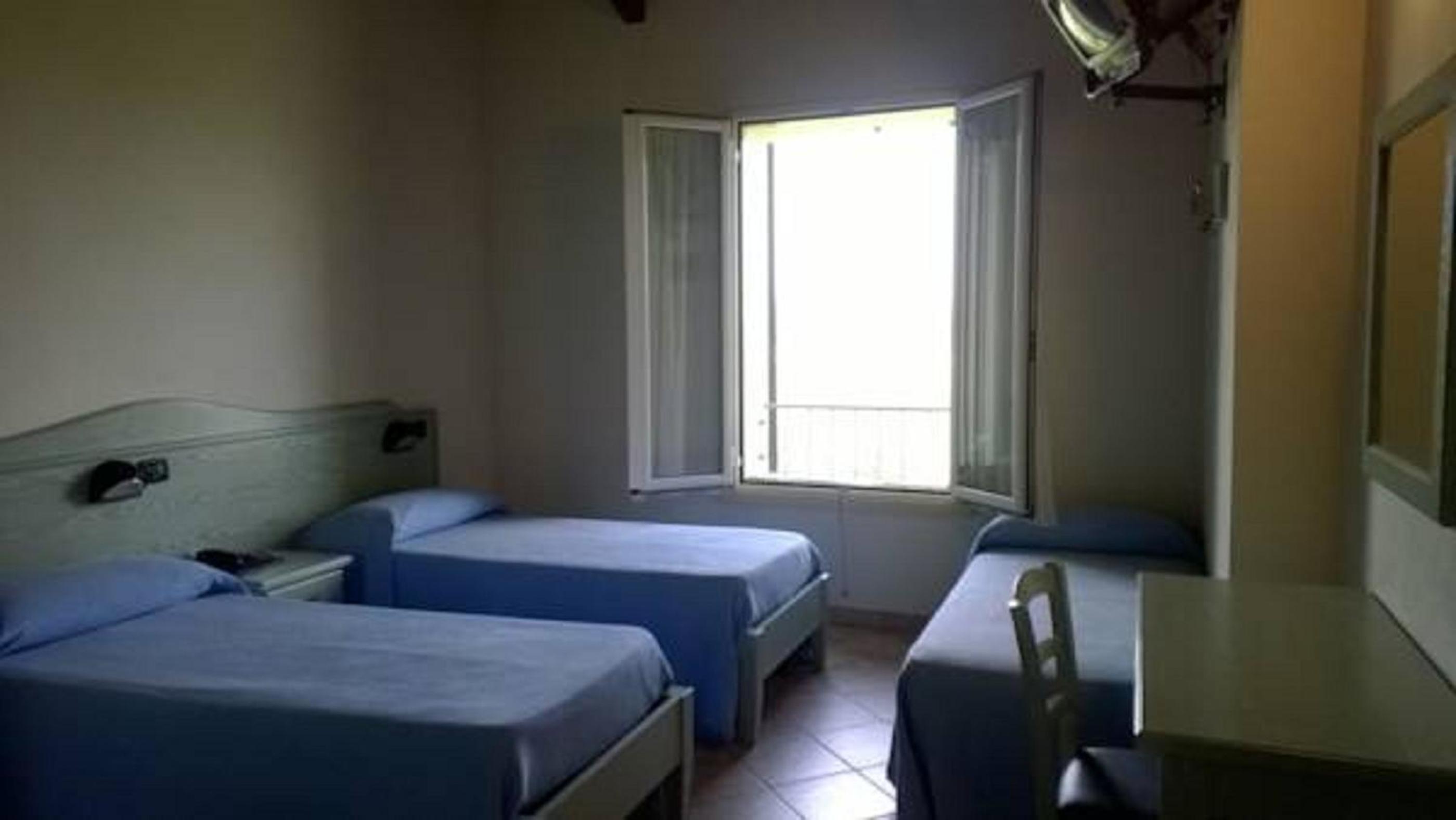 Triple Room with Bathroom - Photo 2