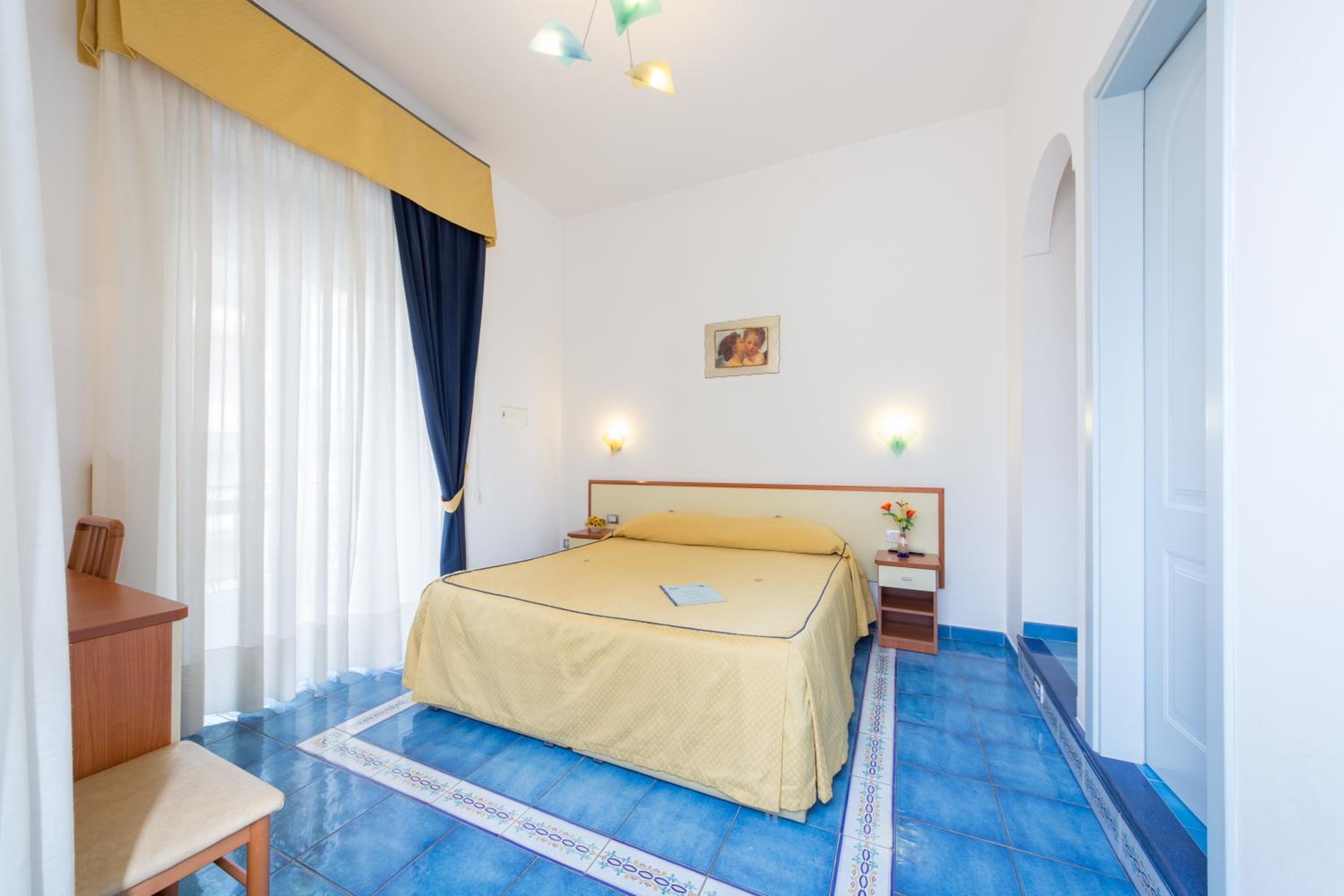 Double Room with Balcony - Photo 13