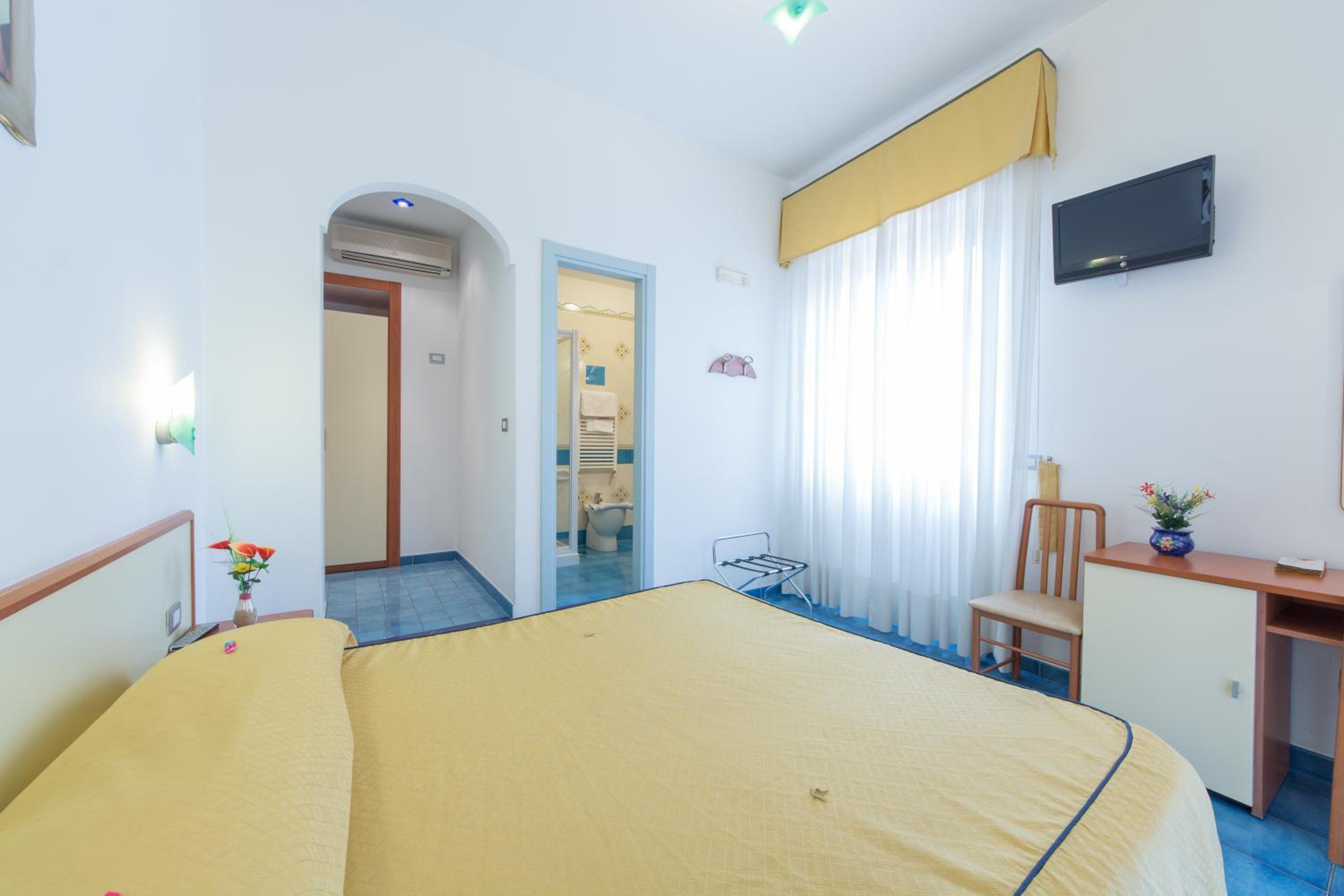 Double Room with Balcony - Photo 4