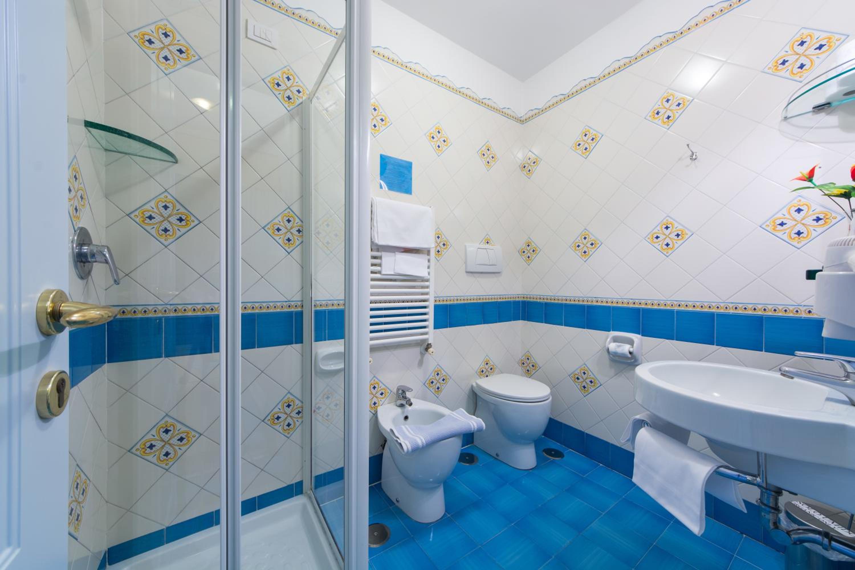 Double Room with Balcony - Photo 5