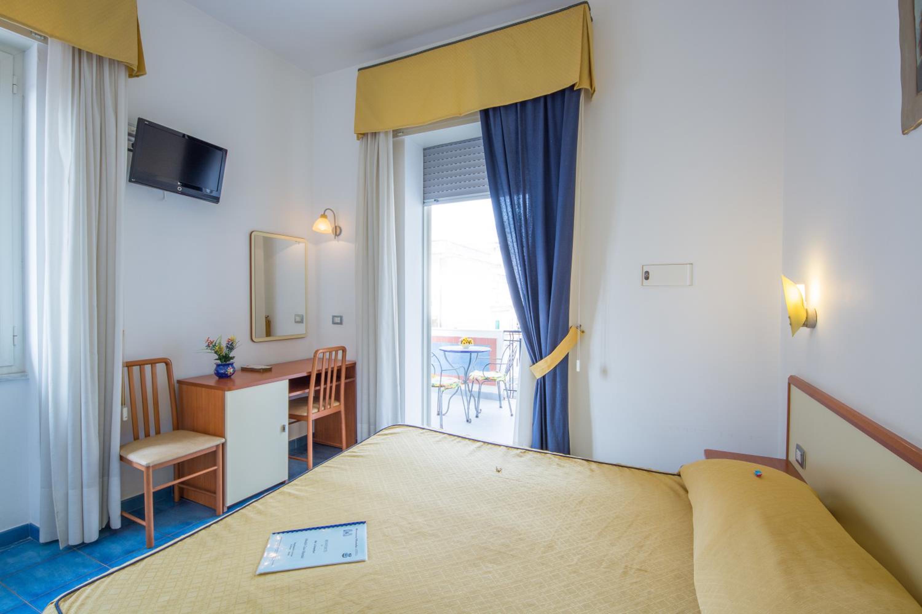 Double Room with Balcony - Photo 6