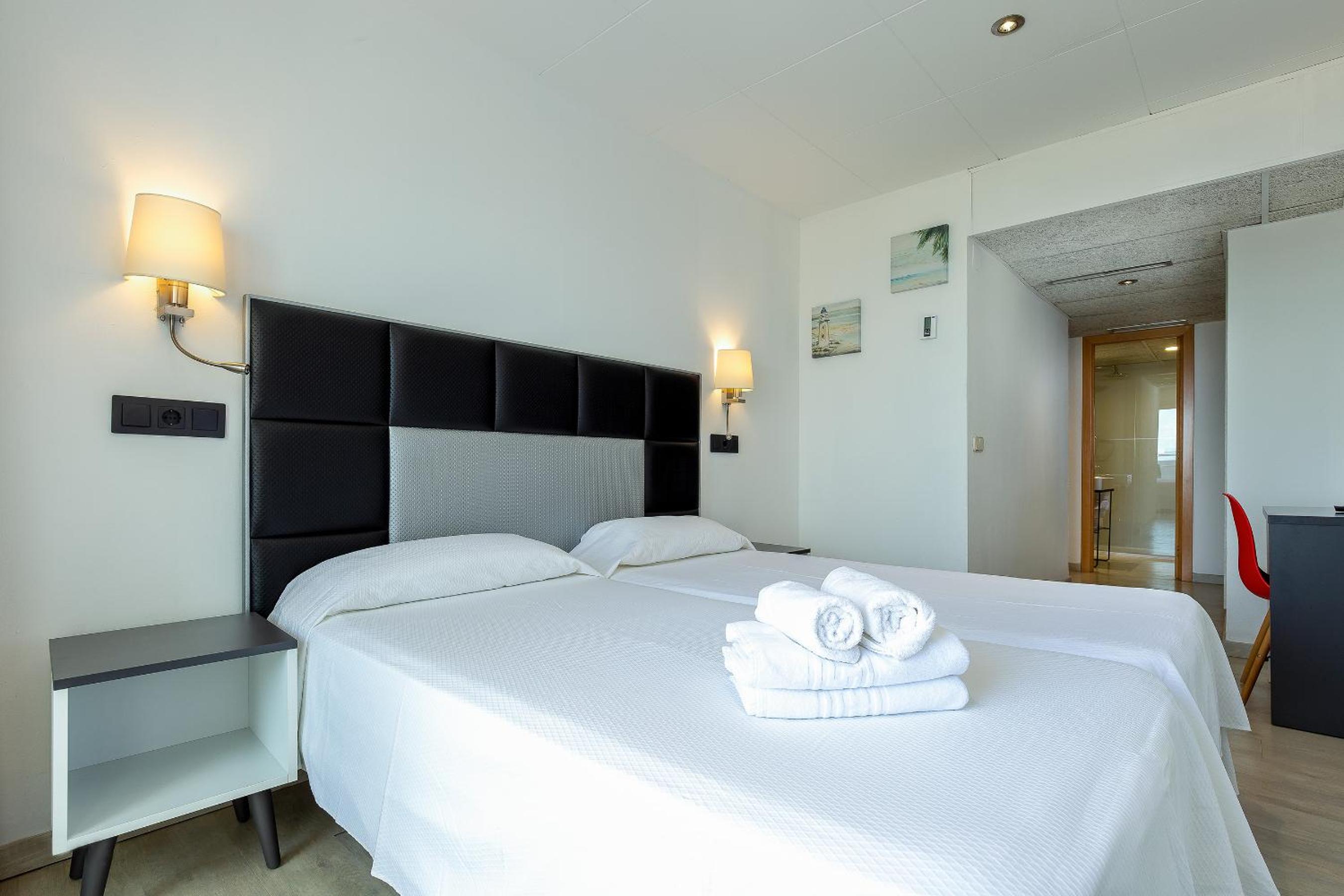 Double or Twin Room with Sea View - Photo 2