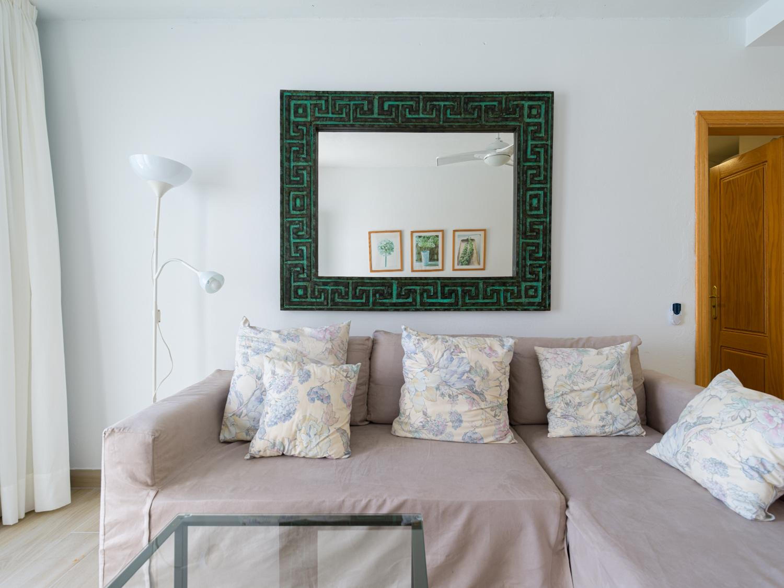 Deluxe One-Bedroom Apartment with Sea View photo 2
