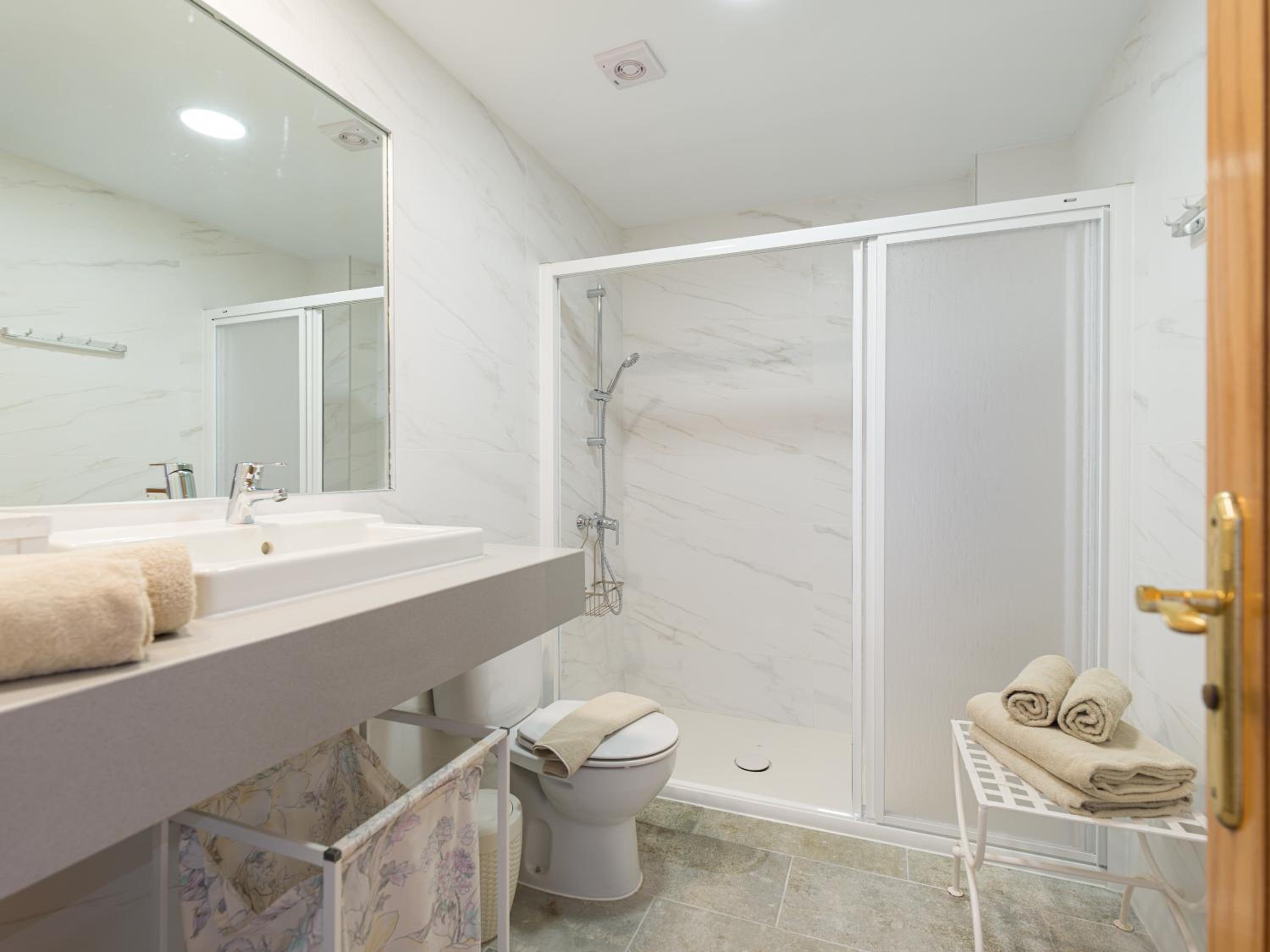 Deluxe One-Bedroom Apartment with Sea View photo 3