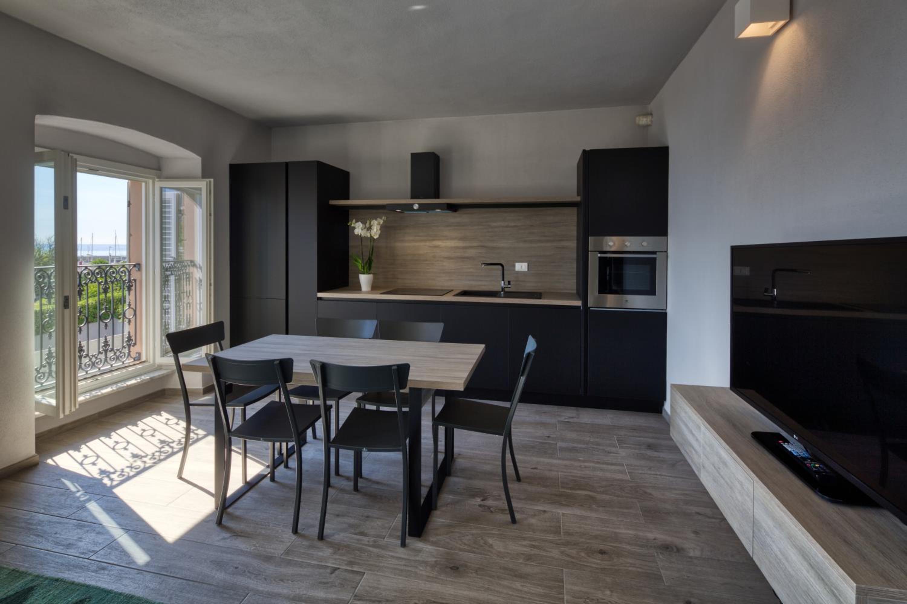 Apartment with Sea View - Photo 3