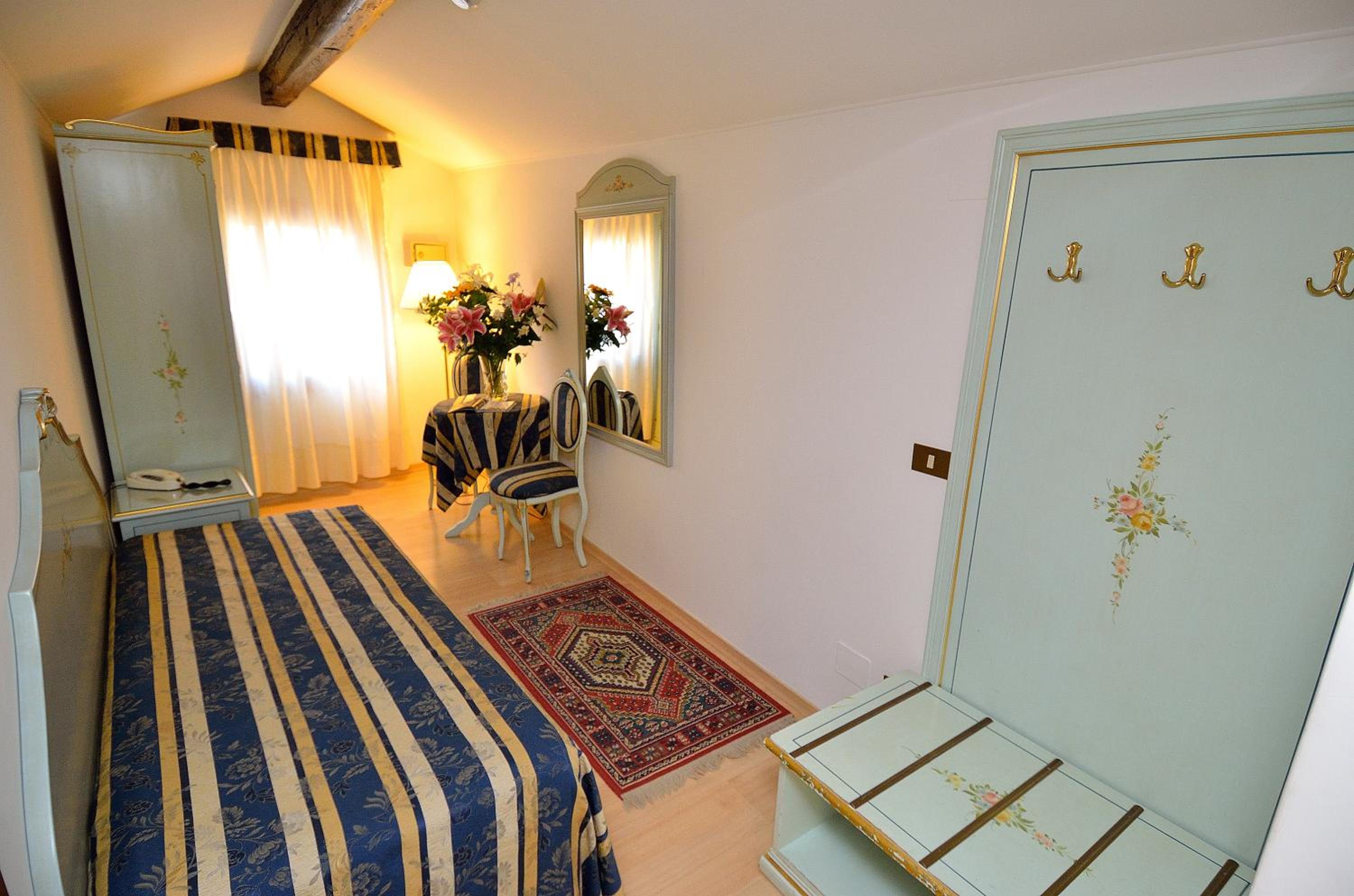 Single Room photo 2