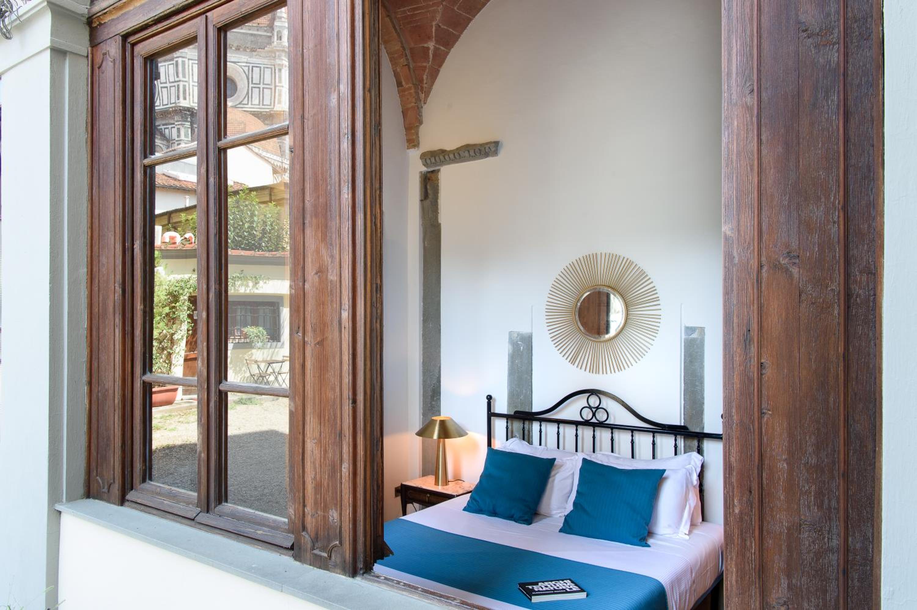 Deluxe Two-Bedroom Apartment with Duomo View thumbnail 6