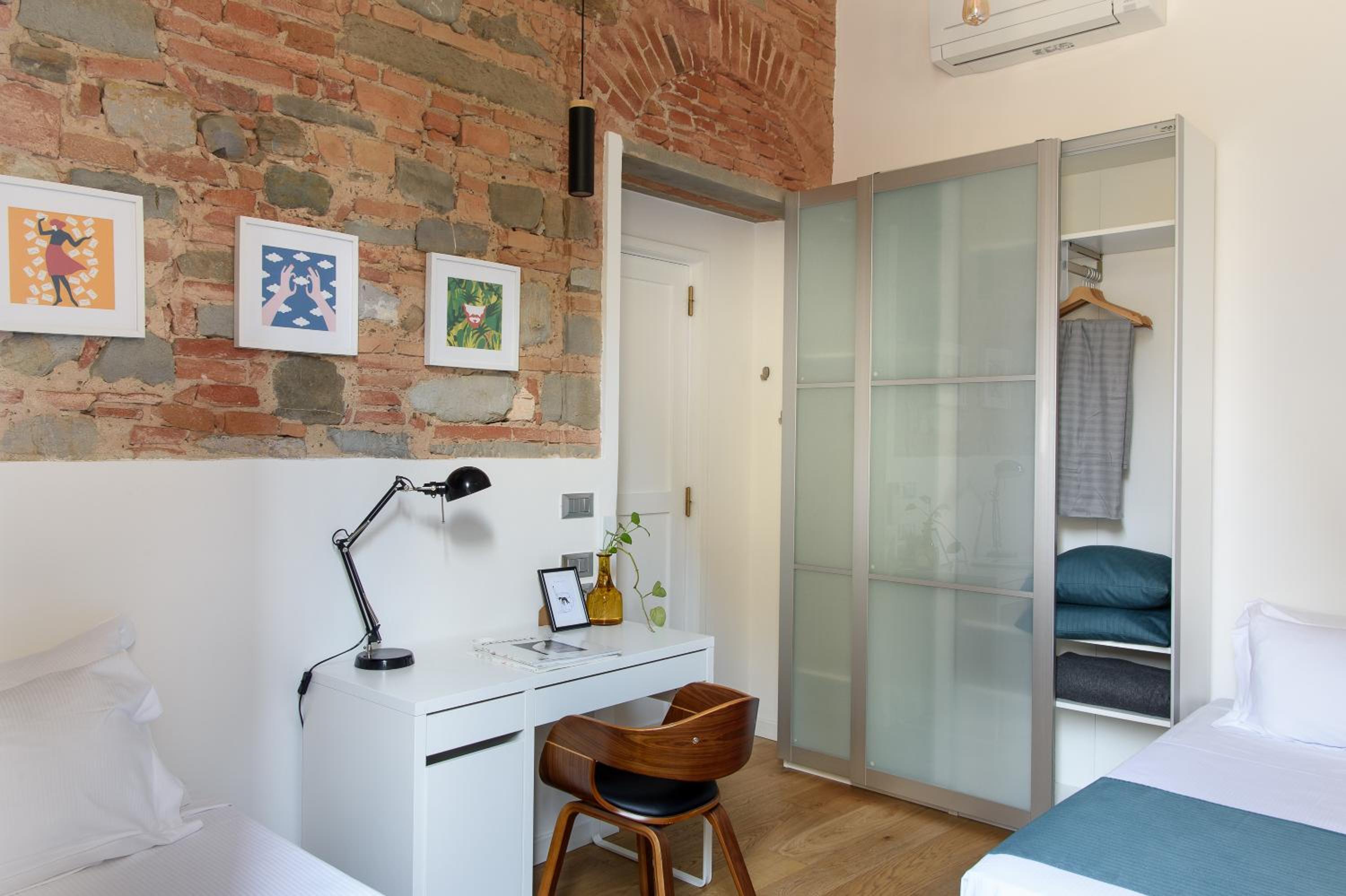 Deluxe Two-Bedroom Apartment with Duomo View thumbnail 5