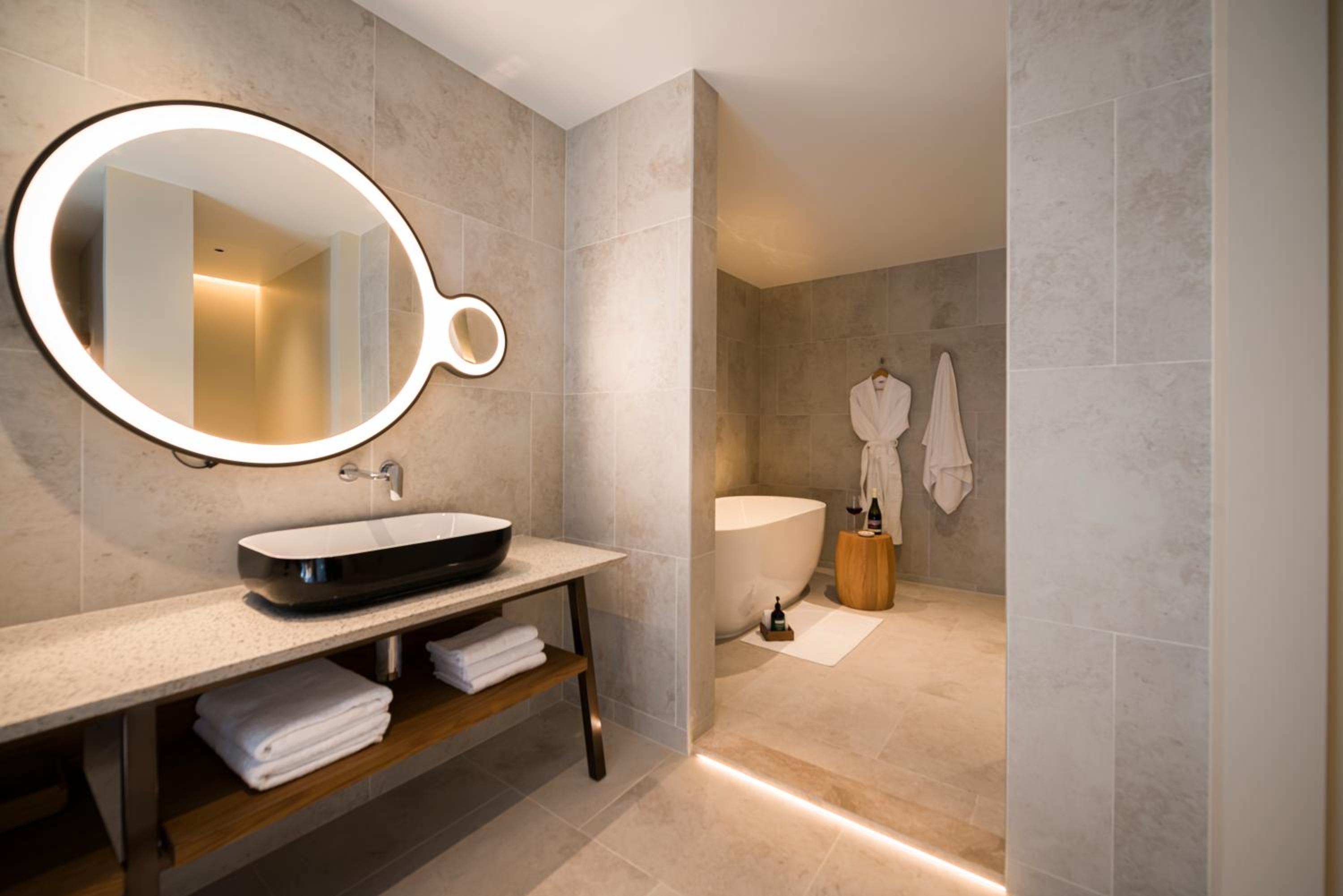 Premium Corner King Room - Photo 11