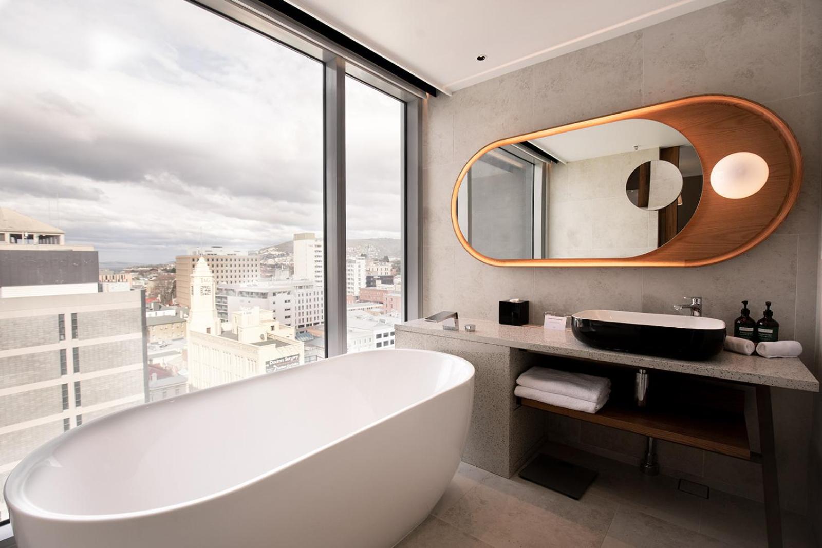 Junior King Suite with City View - Photo 4