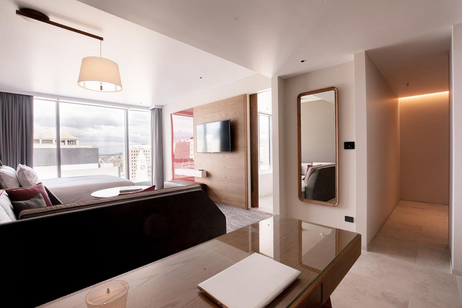 Junior King Suite with City View - Photo 5